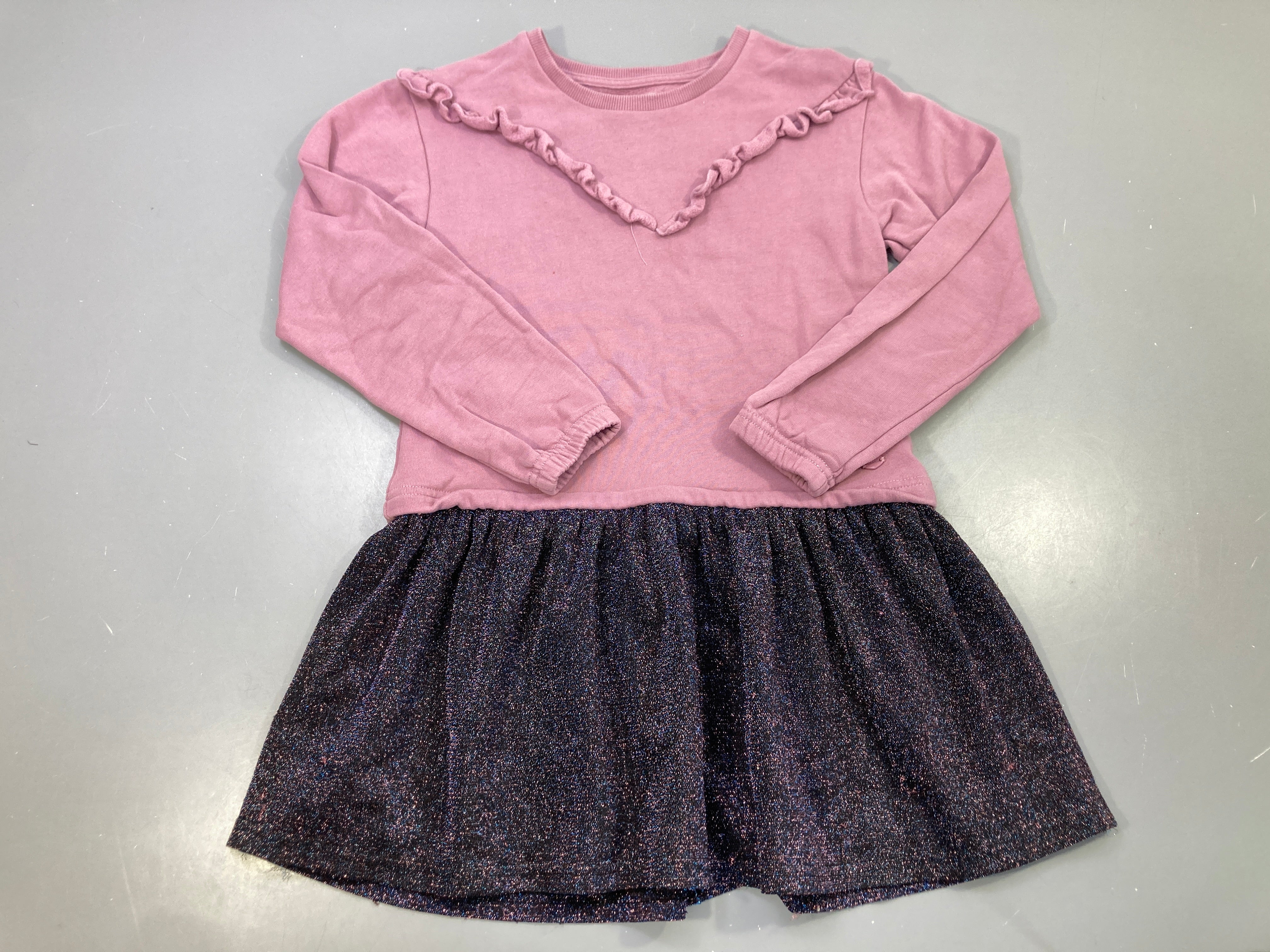 Robe m.l vieux rose volants, jupe bleu marine sequins