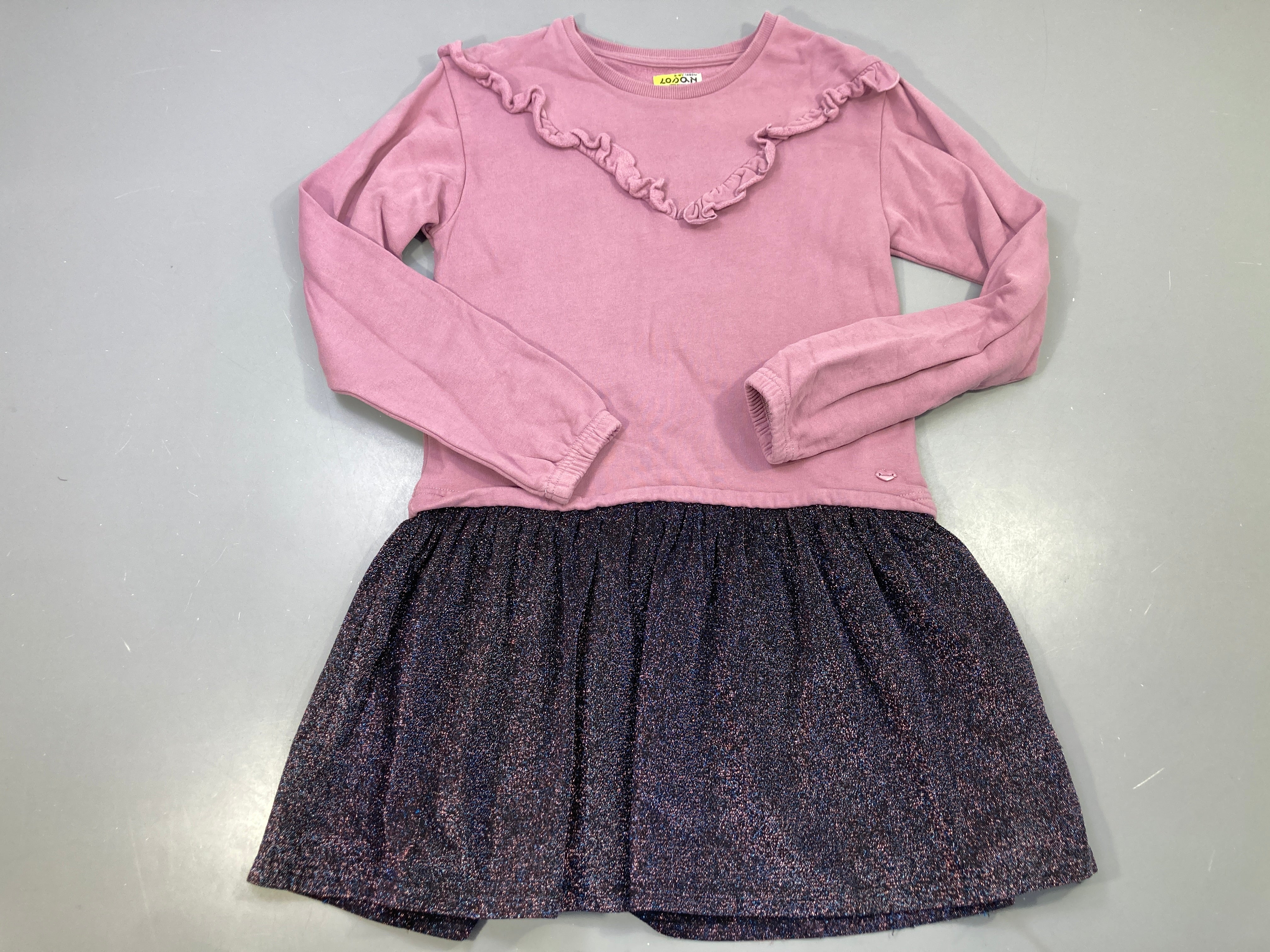 Robe m.l vieux rose volants, jupe bleu marine sequins