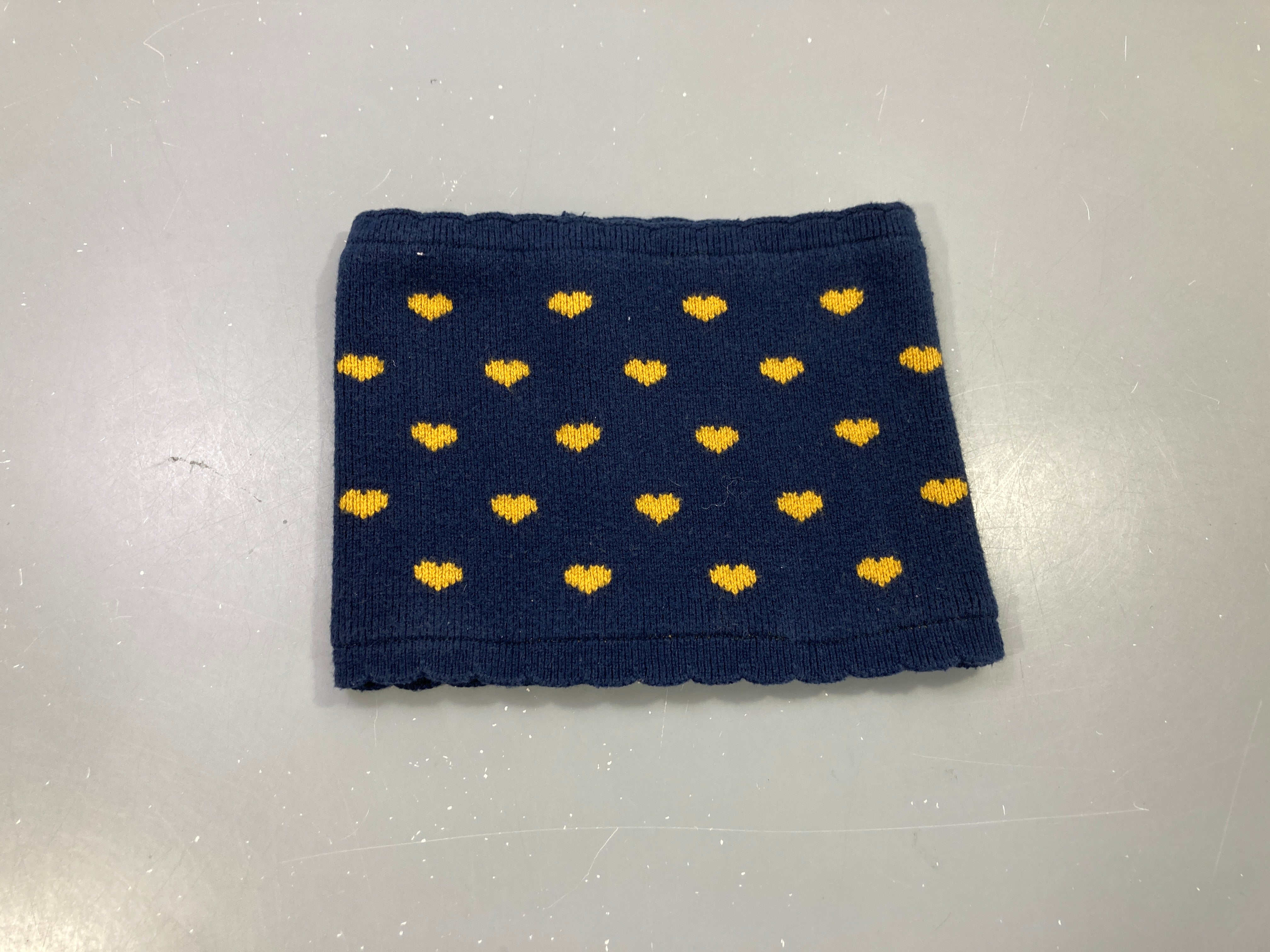Snood bleu marine cœurs moutarde, maille, légèrement bouloché