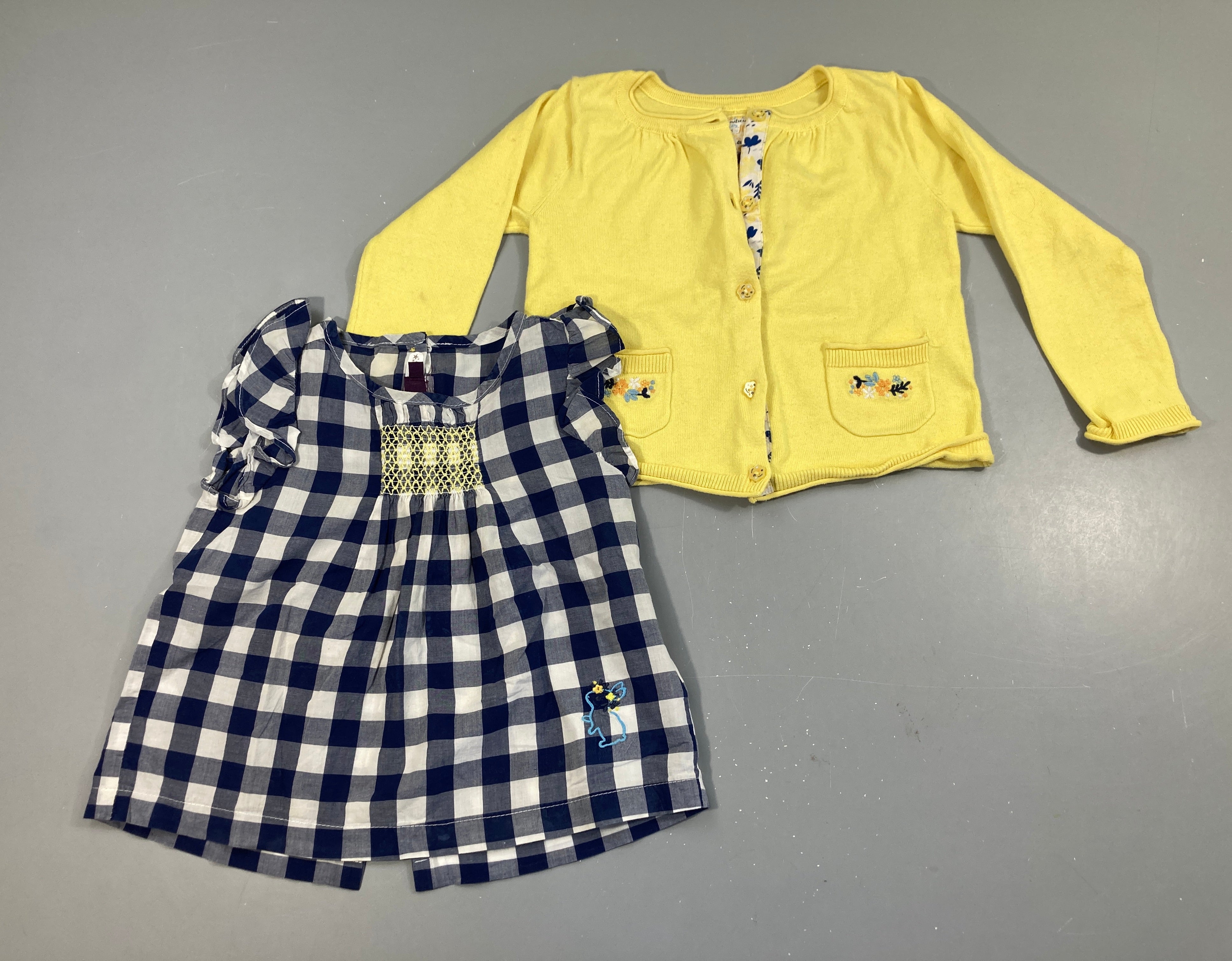 Gilet jaune poches fleurs brodées (un peu bouloché) + Chemise m.c à carreaux blanc/bleu s.mocks