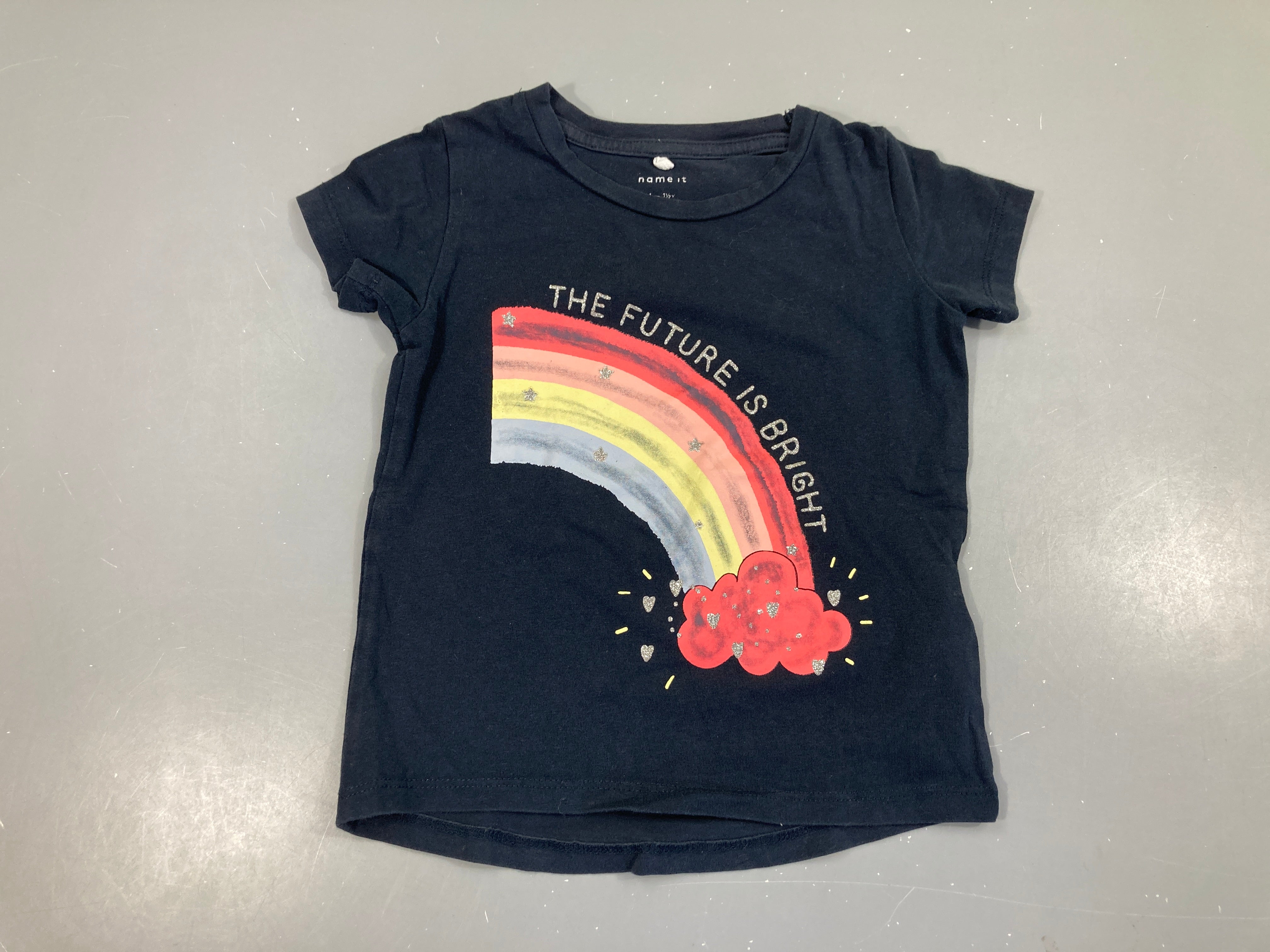T-shirt m.c noir arc-en-ciel, légèrement décoloré