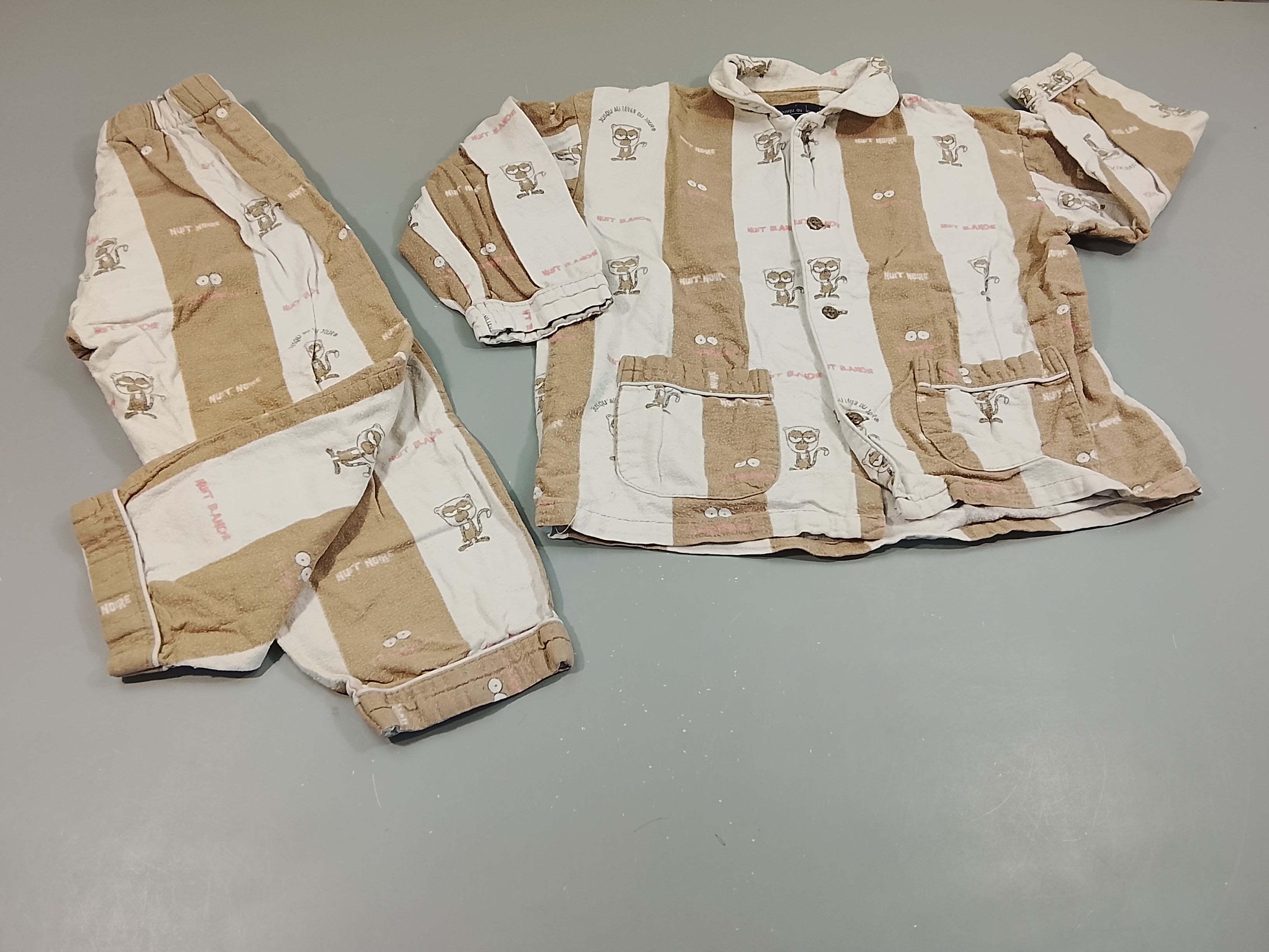 Pyjama  2 pcs en fanelle  rayé brun , écru  motifs singes,, un peu bouloché