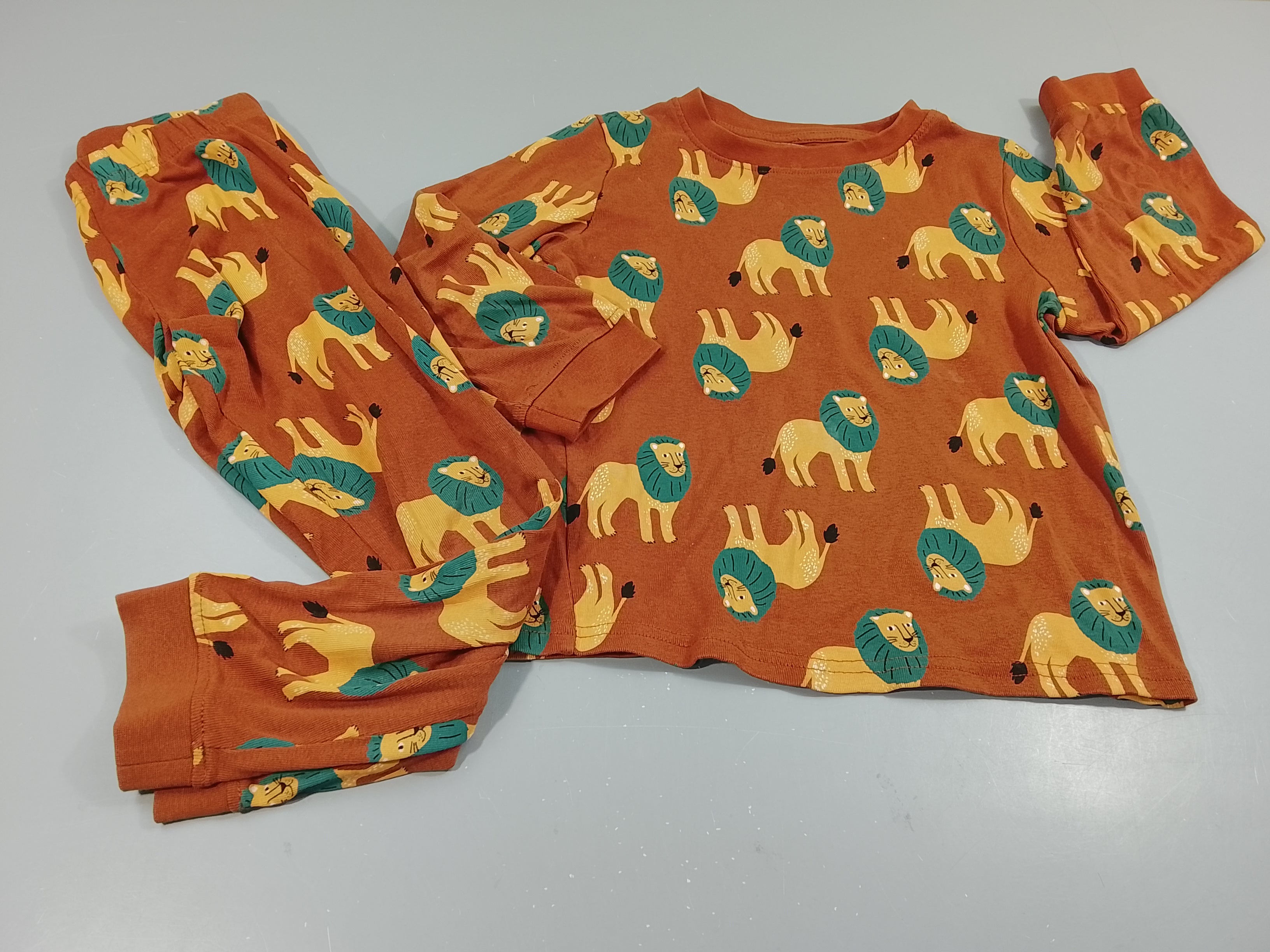 Pyjama 2pcs jersey  brun clair, motifs lions, légères taches à la manche