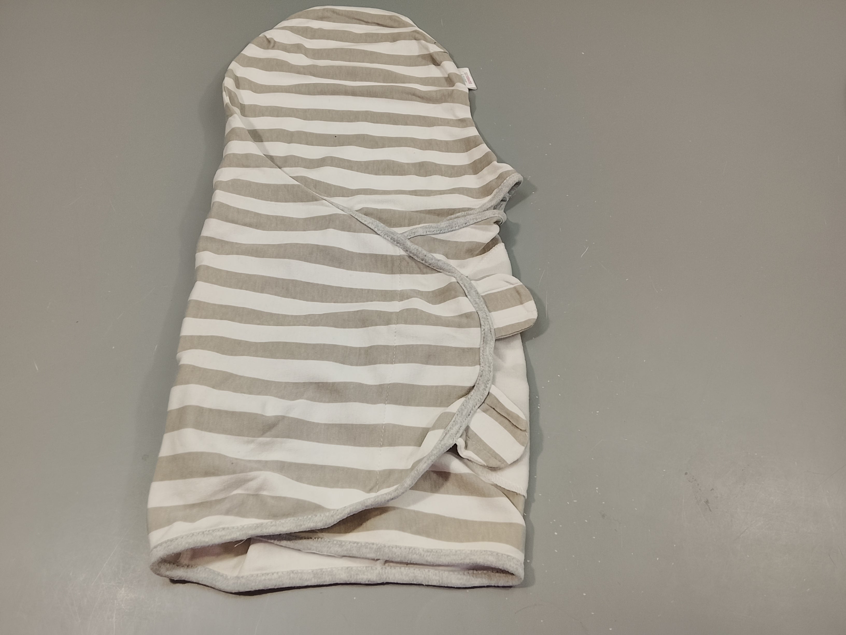 Couverture d'emmaillotage blanc rayé gris  Juicy Bumbles 4-6m