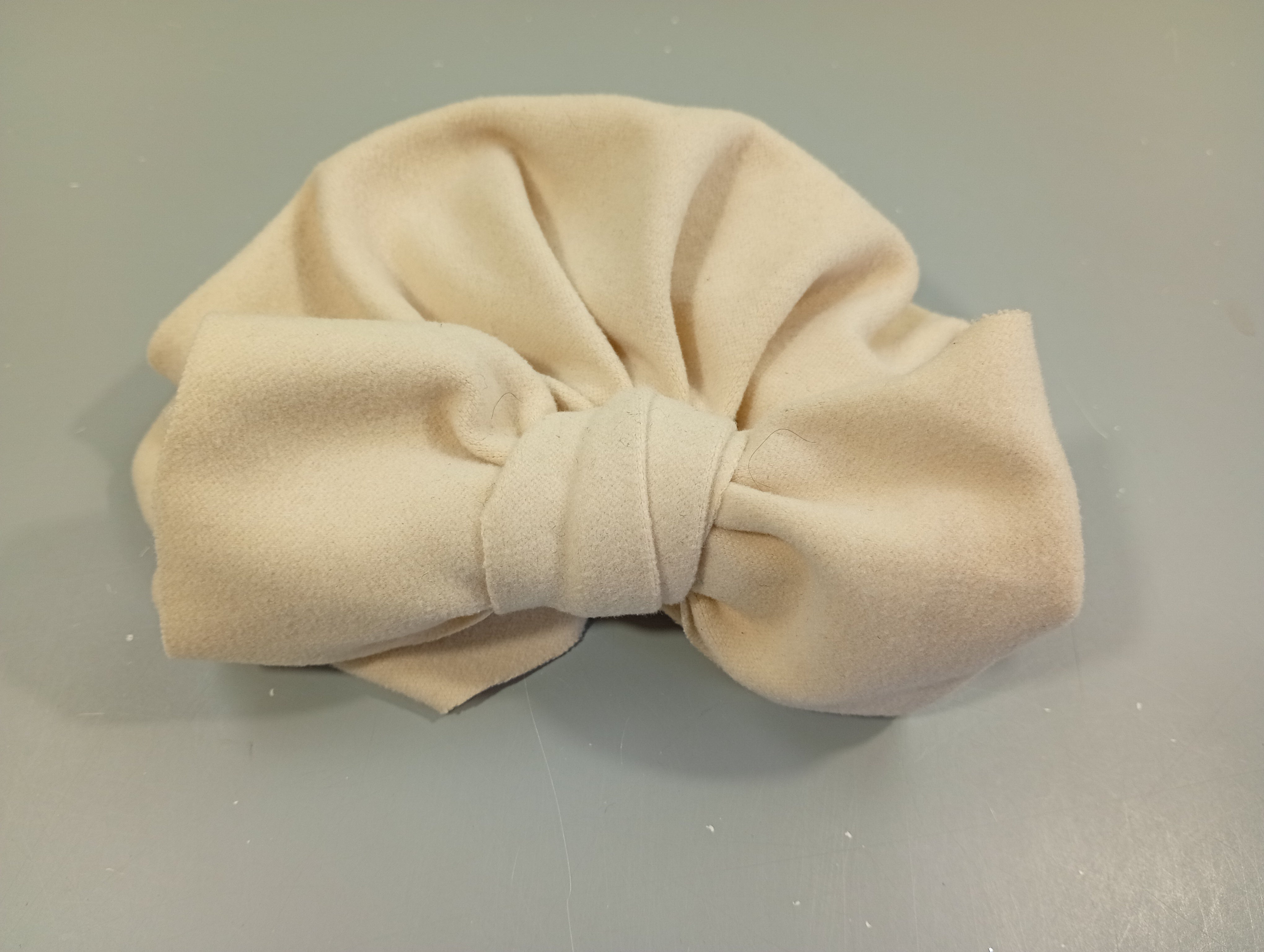 Bonnet tur.ban velours écru , noeud