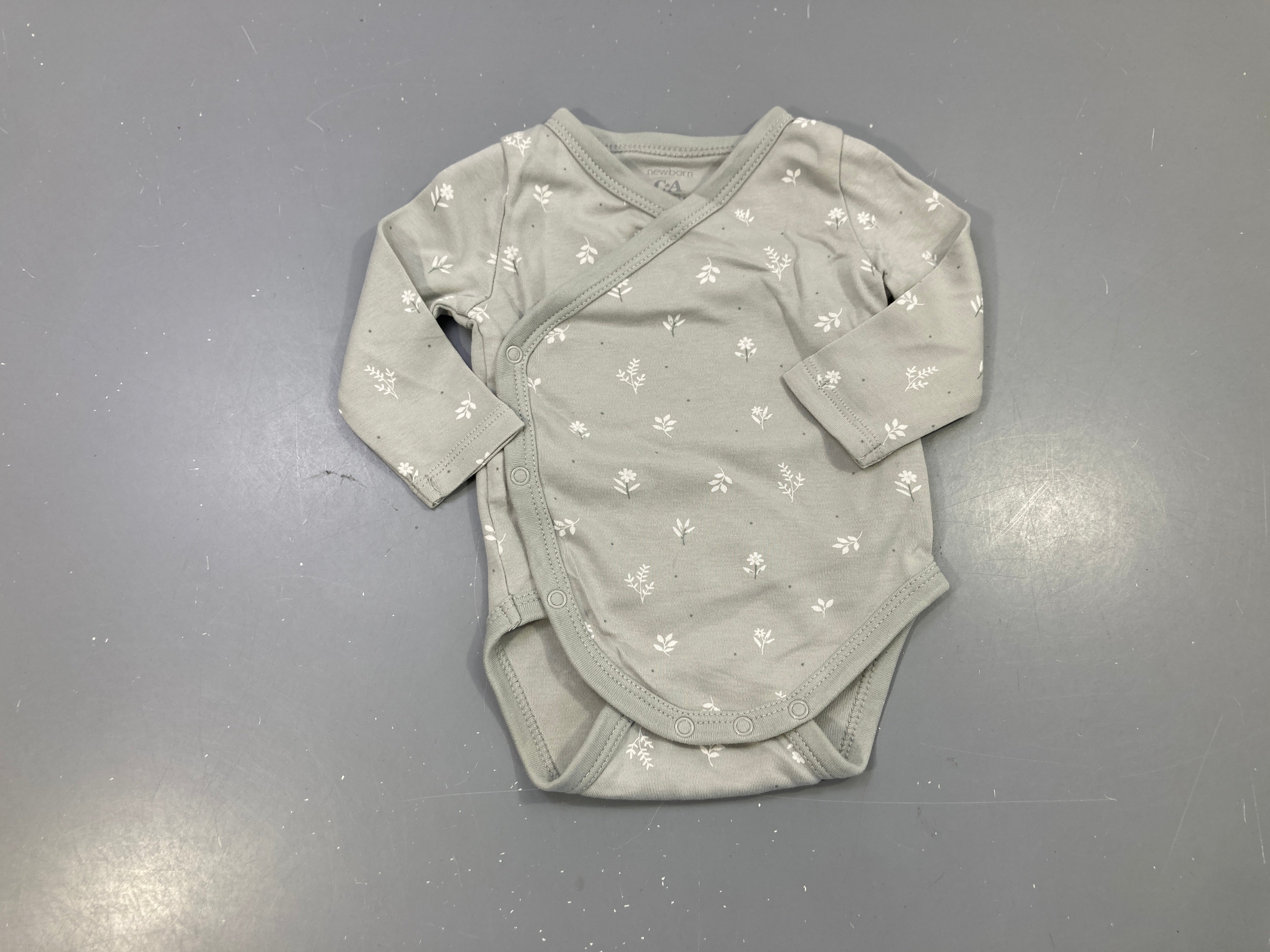 Body m.l vert sauge croisé, fleurs blanches