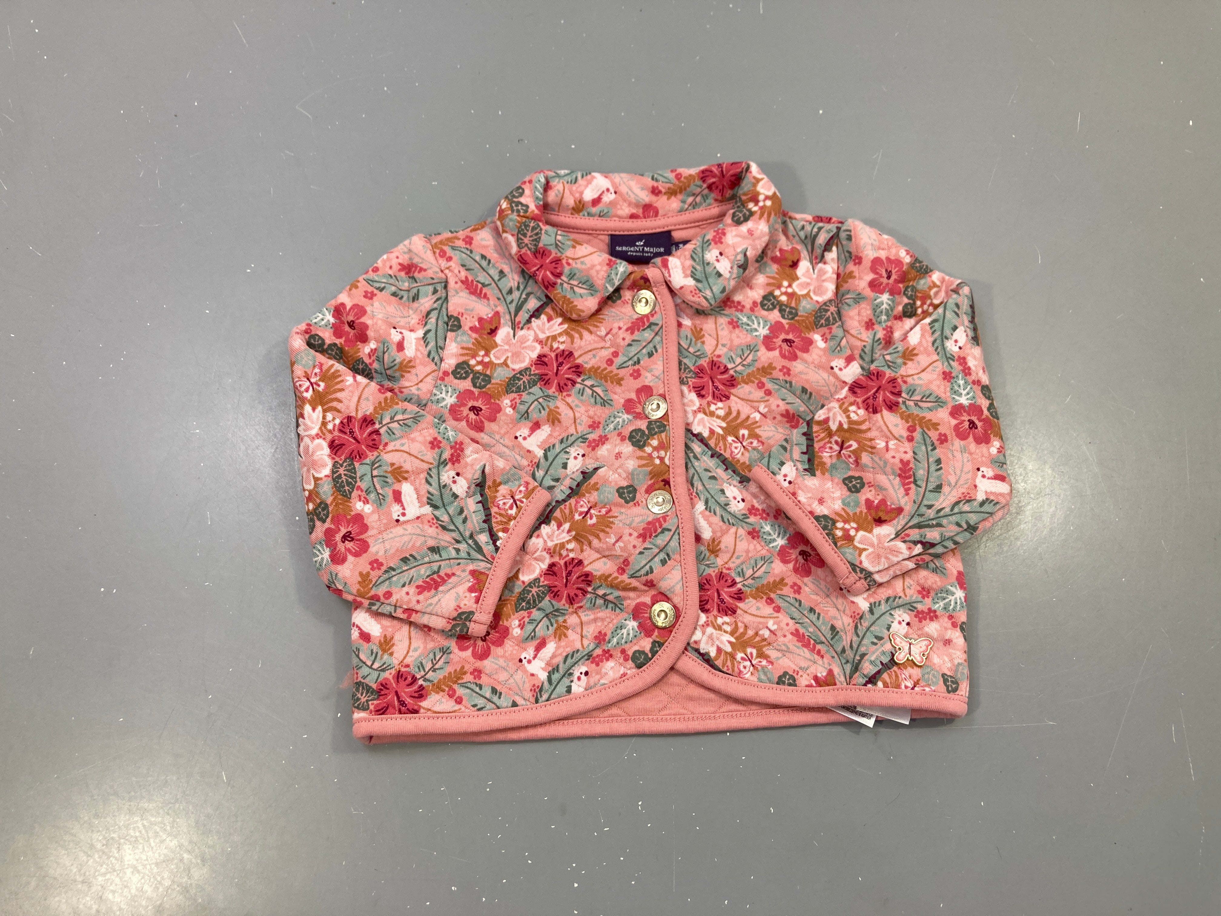 Gilet molleton ose fleurs tropicales matelassée, col claudine, pressions