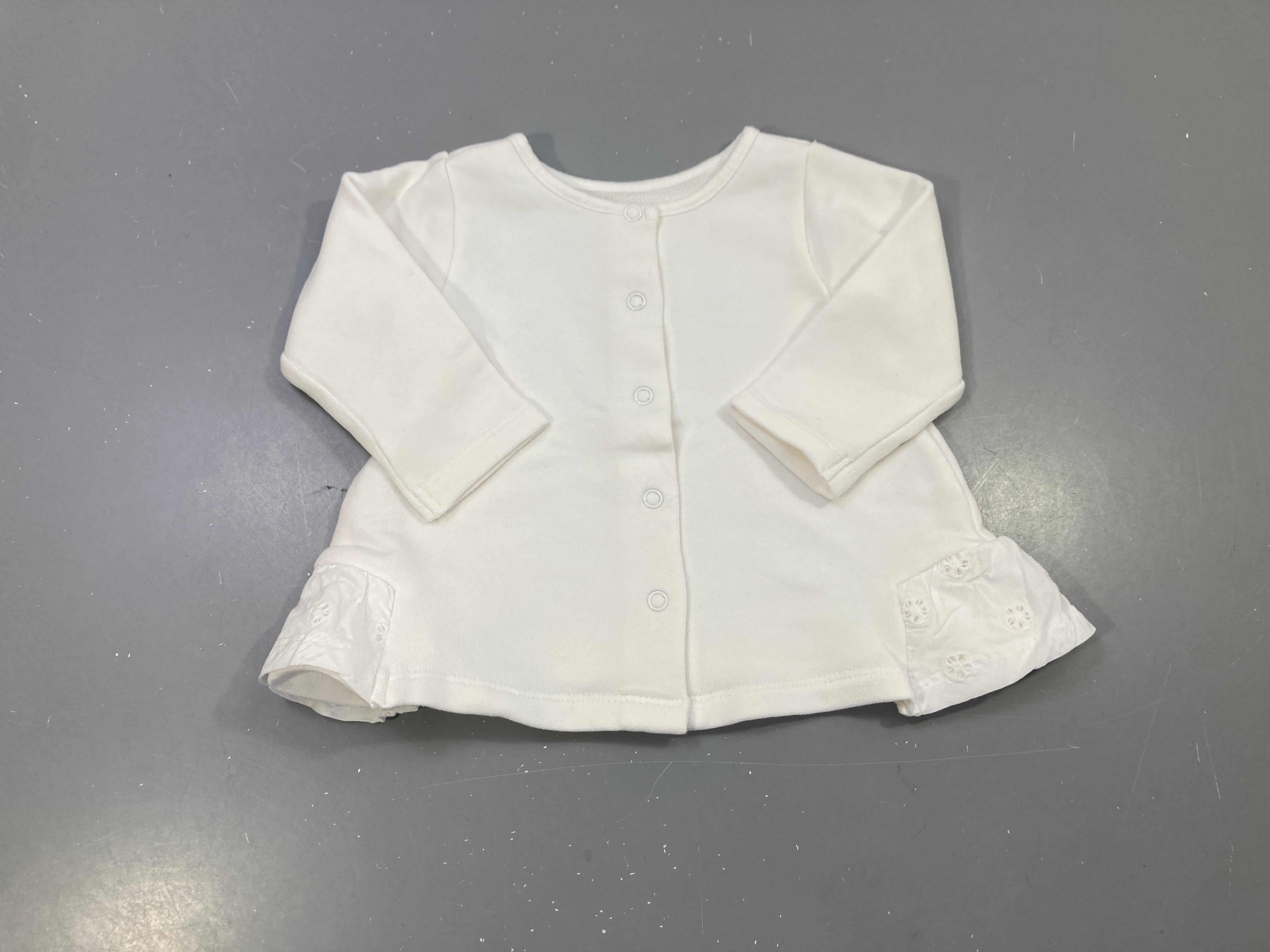 Gilet blanc molleton, pressions, volants broderie anglaise