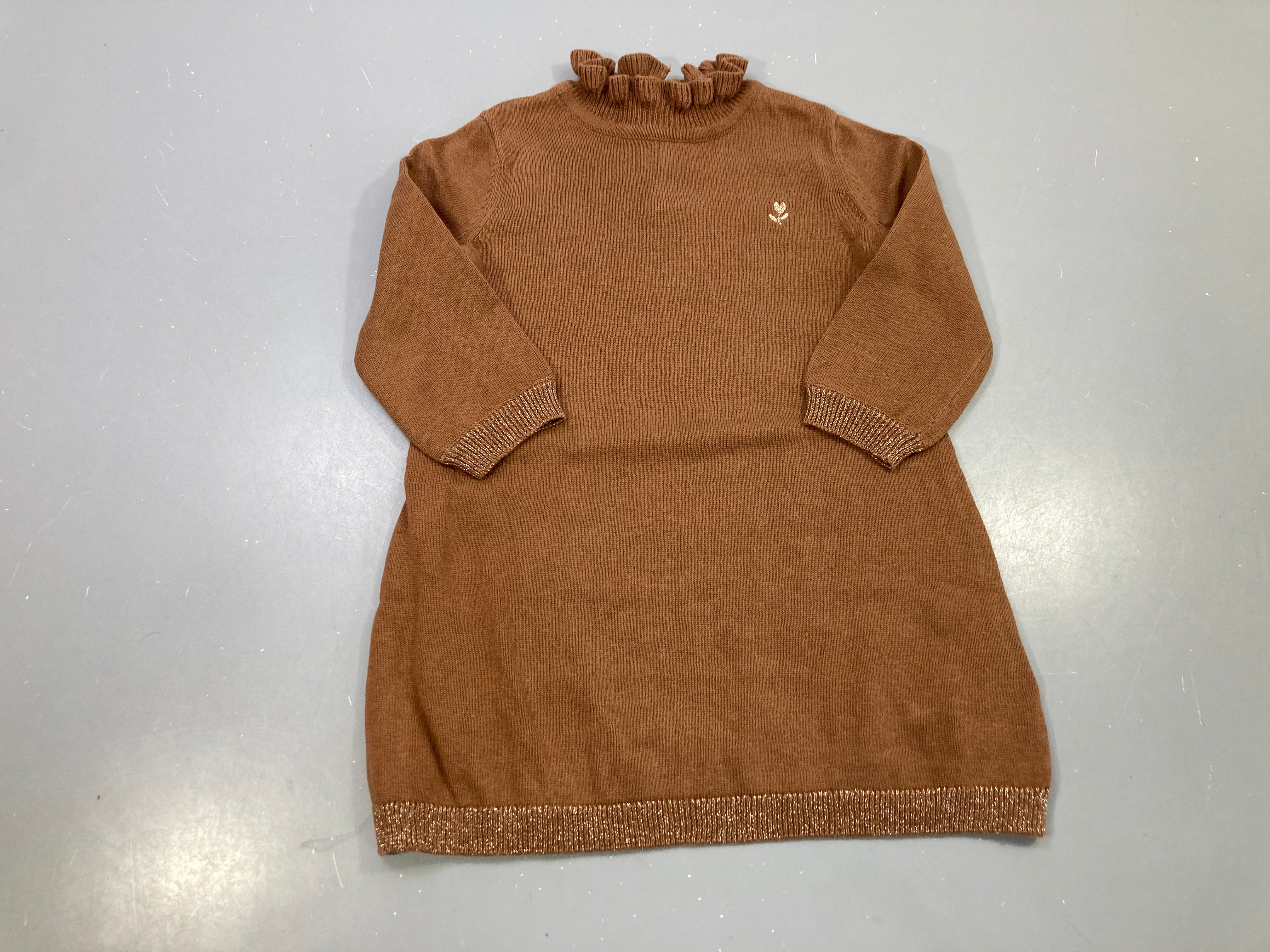 Robe pull m.l marron maille col volanté, bords sequins dorés