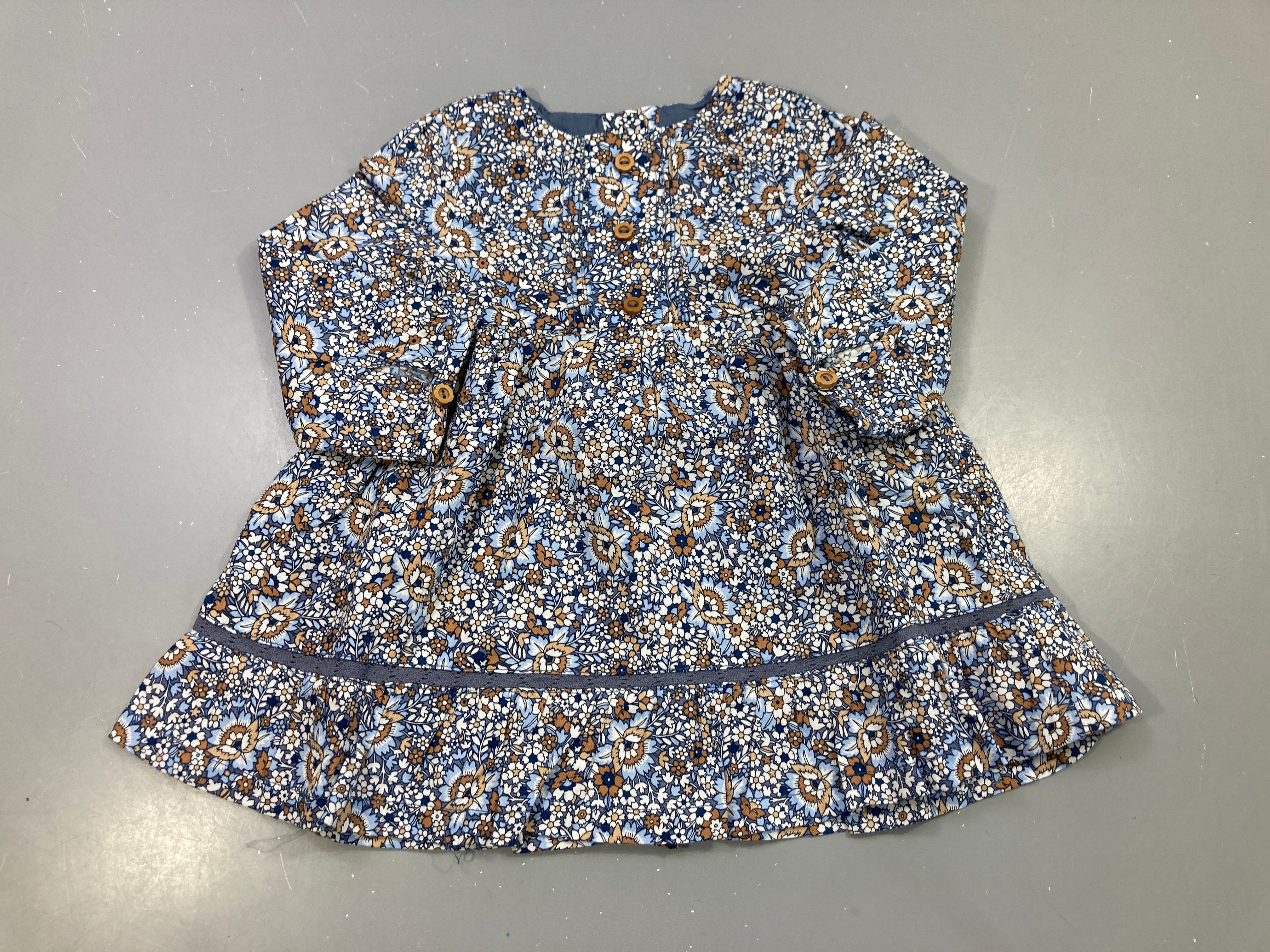Robe m.l bleue fleurie, boutons bois, volant galonné
