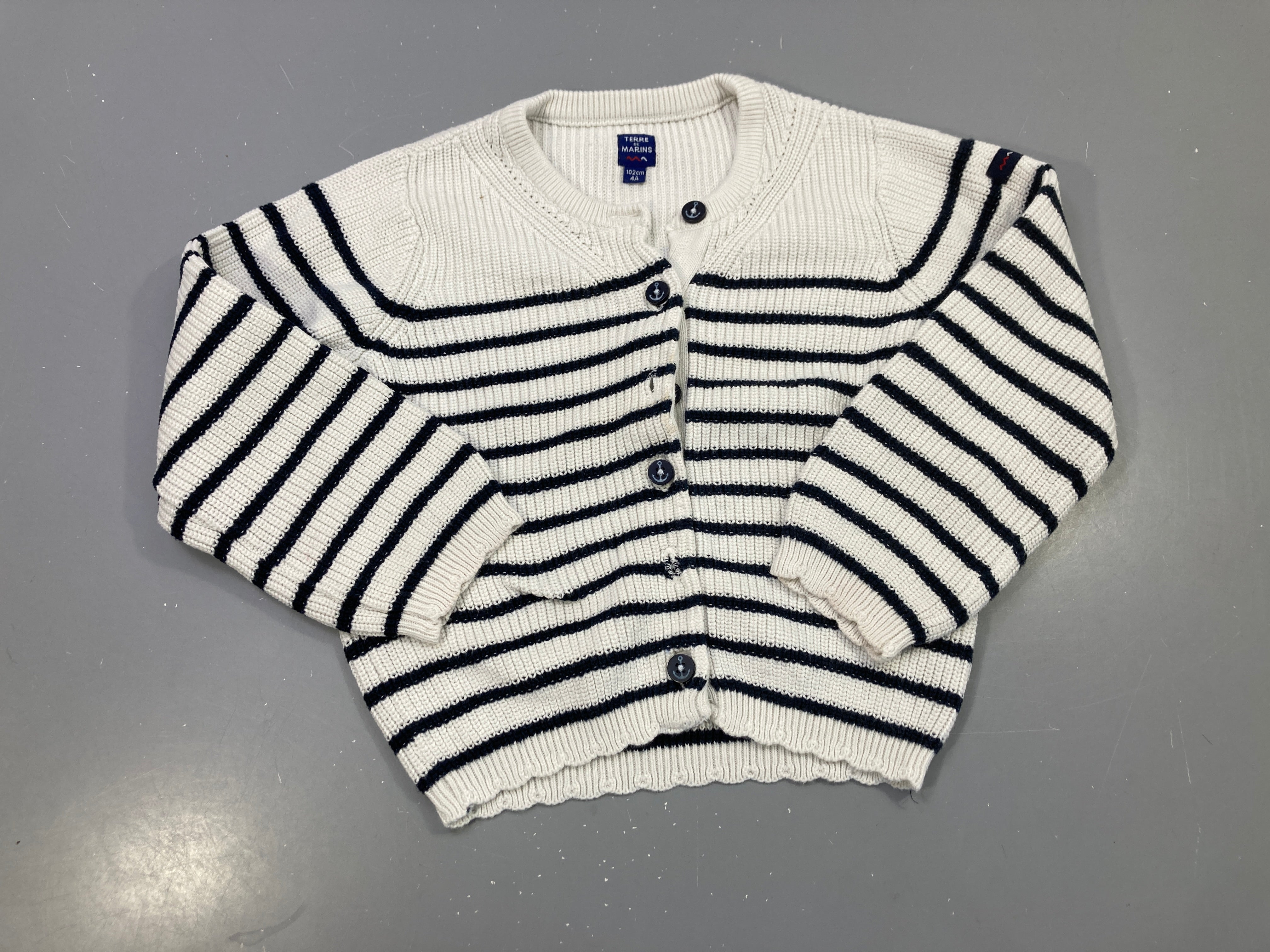 Gilet écru rayé marine maille, boutons ancre, bas festonné