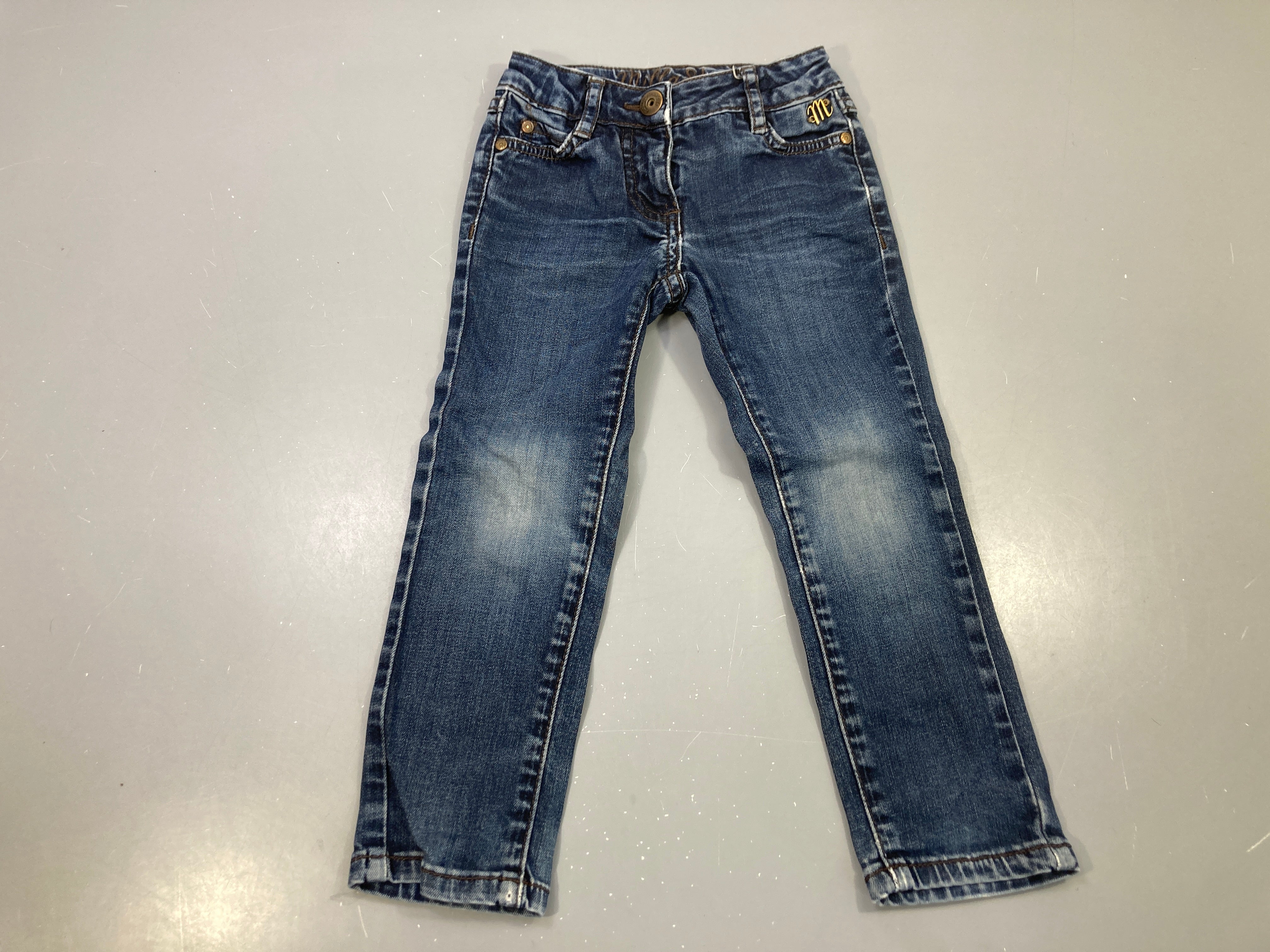 Pantalon jean bleu délavé, logo M doré