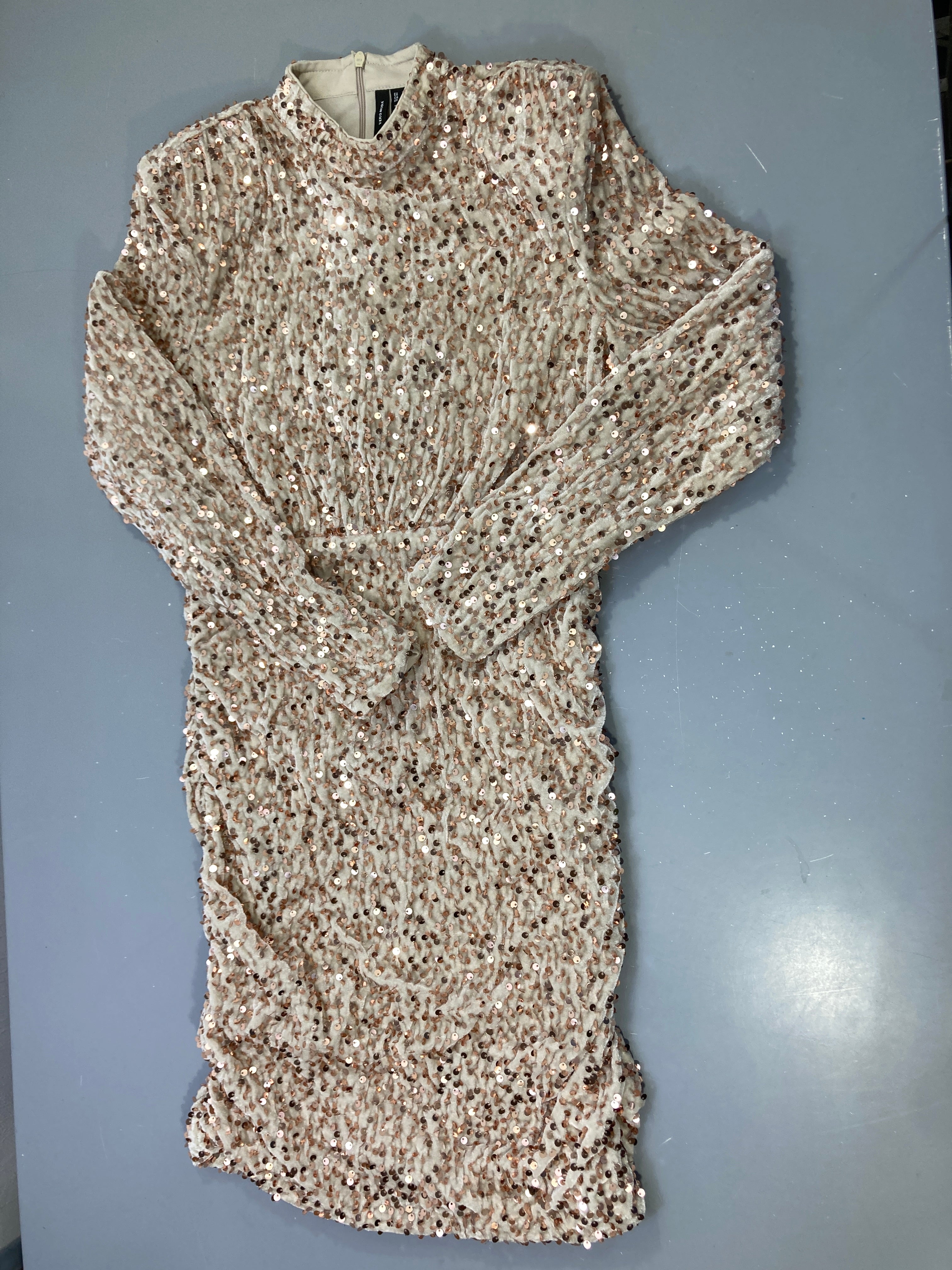 Robe m.l beige velours sequins cuivrés, col montant, Vero Moda