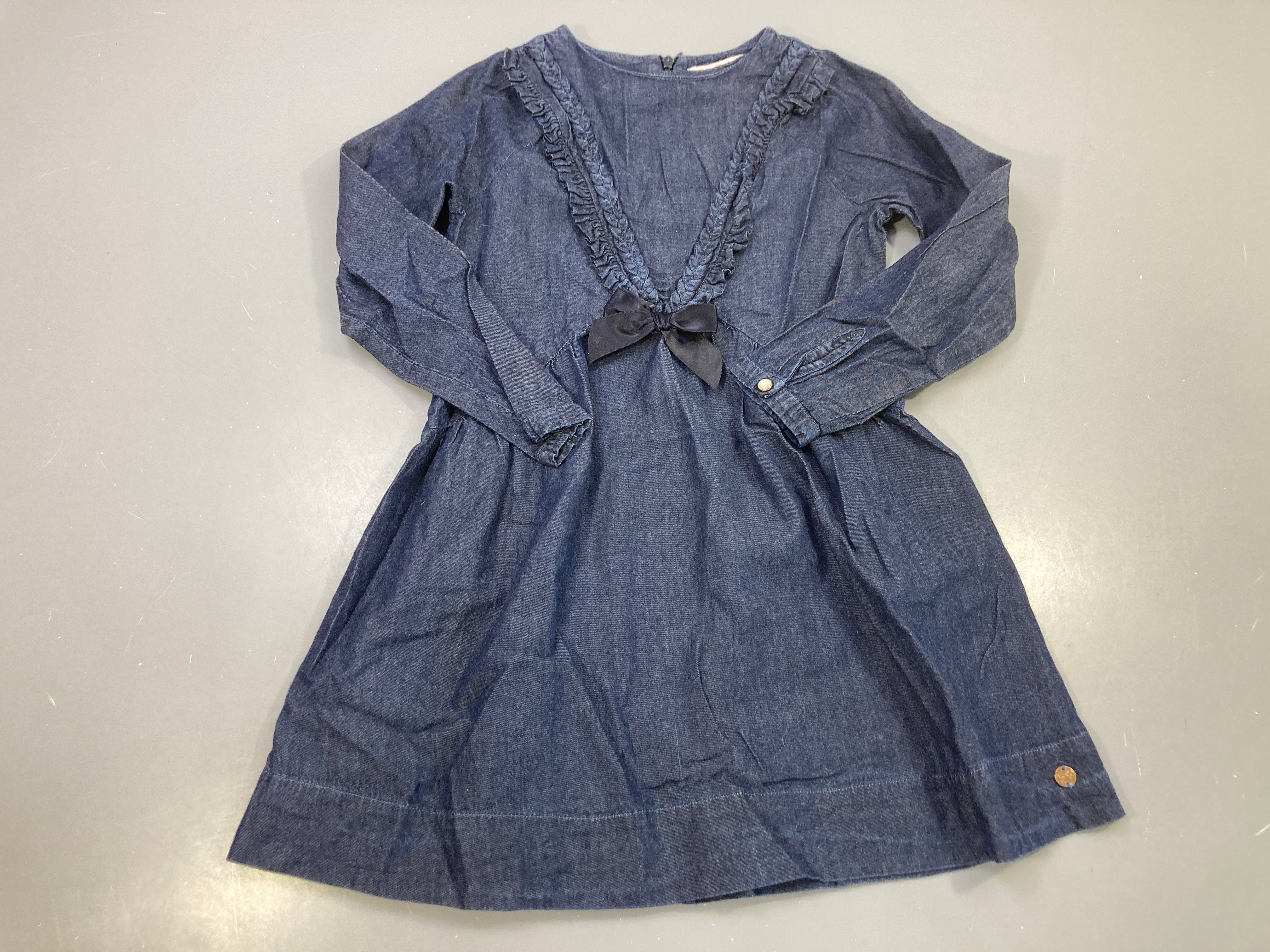 Robe m.l bleu foncé jean, volants plastron, noeud marine