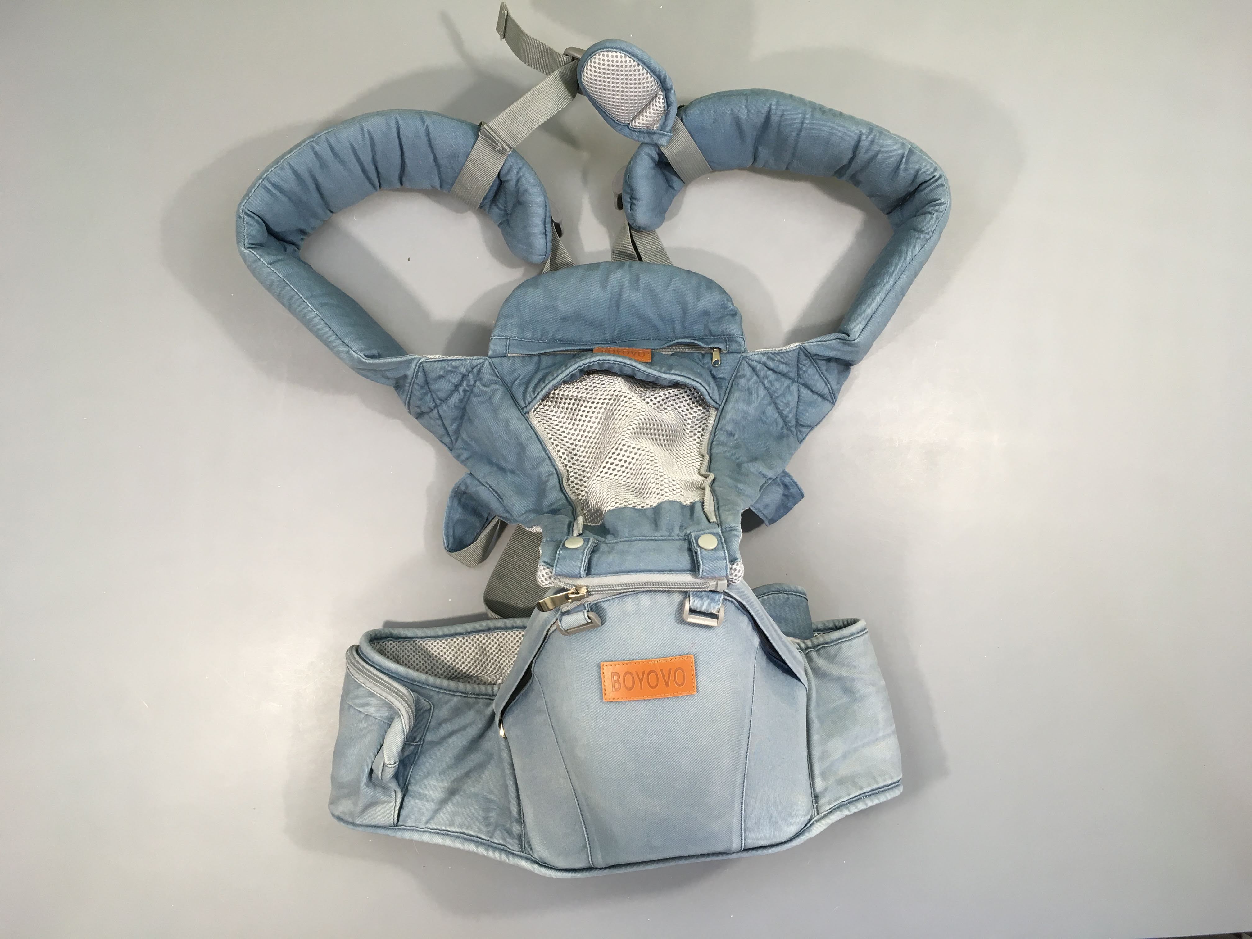 Porte bébé Denim Boyovo avec siège.Manque tissu pour poche avant, n'empêche le portage -tache à rafraichir voir photo de 3,5kg à 20kg