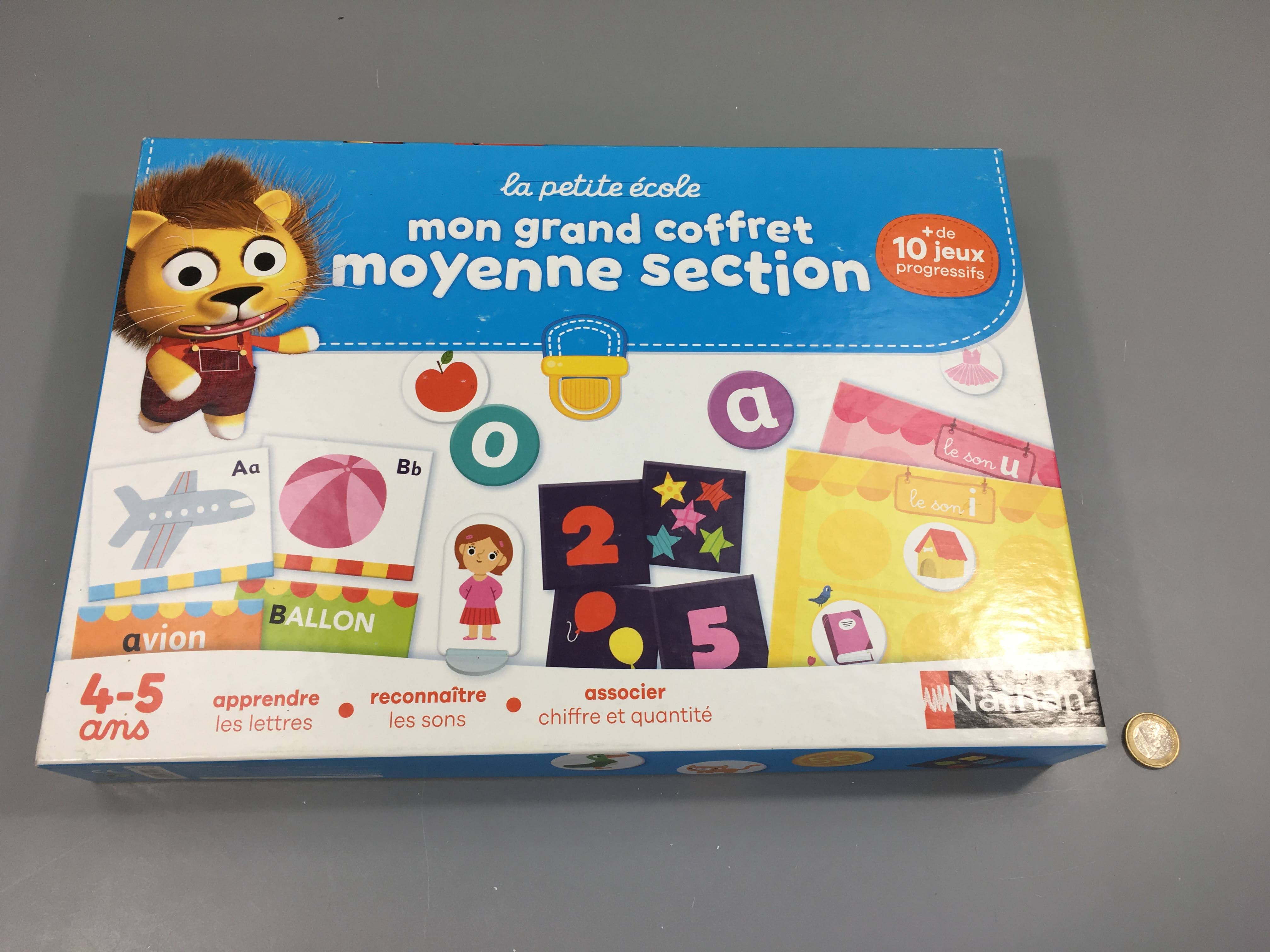 Mon grand coffret moyenne section-Manque 1 carte image W et 3 socles faisant tenir personnages. Celui de maman est corné. 4-5a