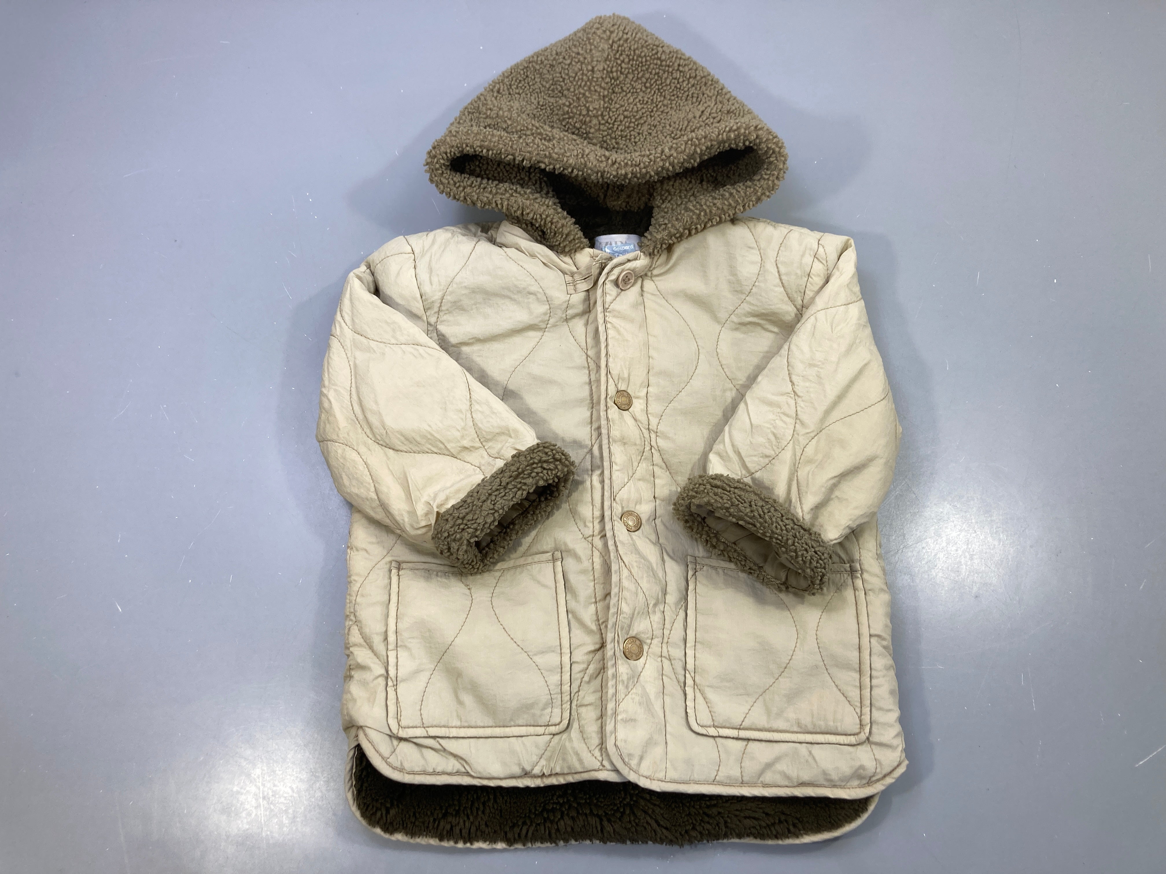Veste beige matelassée capuche sherpa, doublure velours kaki, pressions
