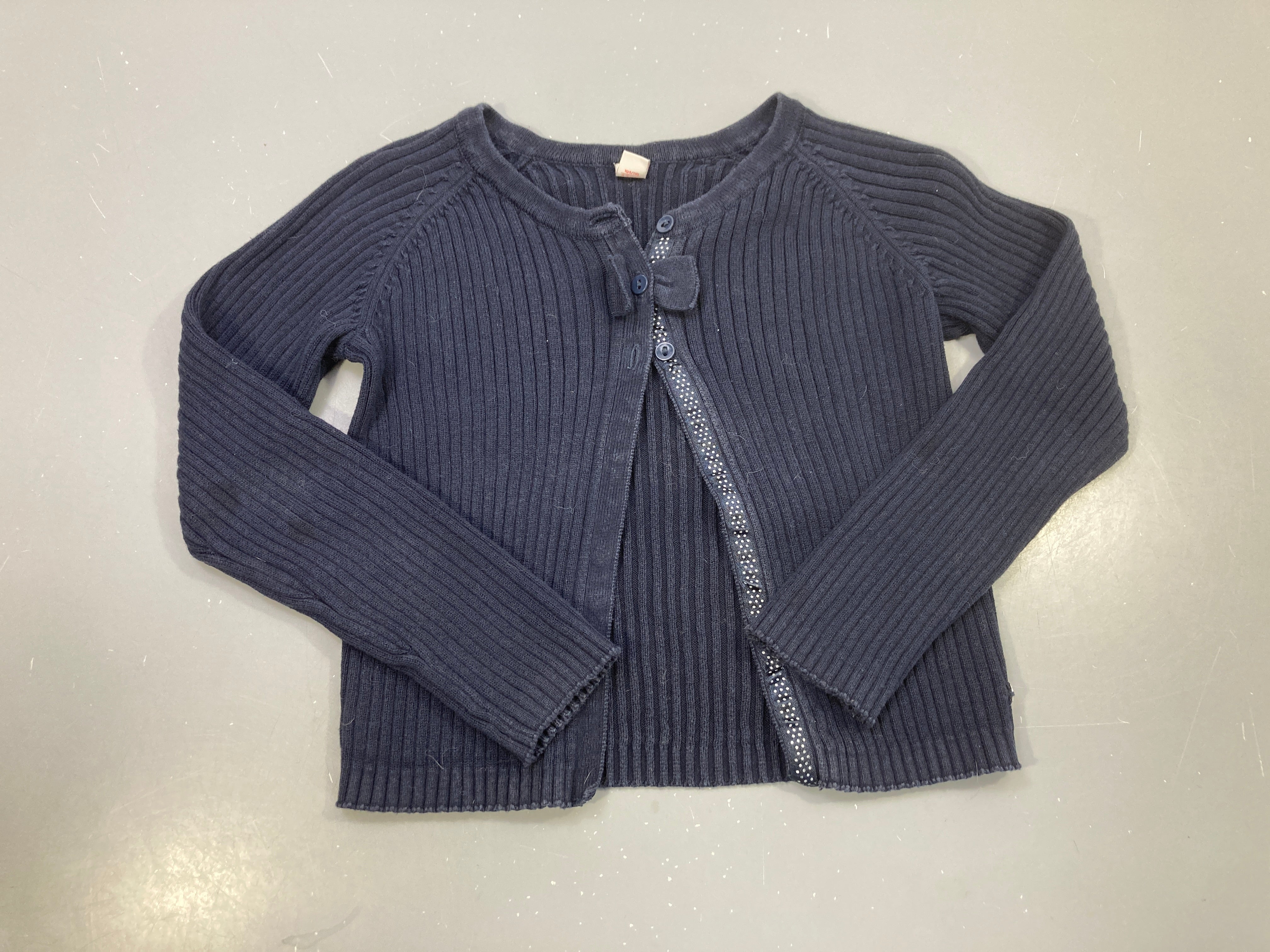Gilet bleu marine maille côtelée, noeud, galon à pois