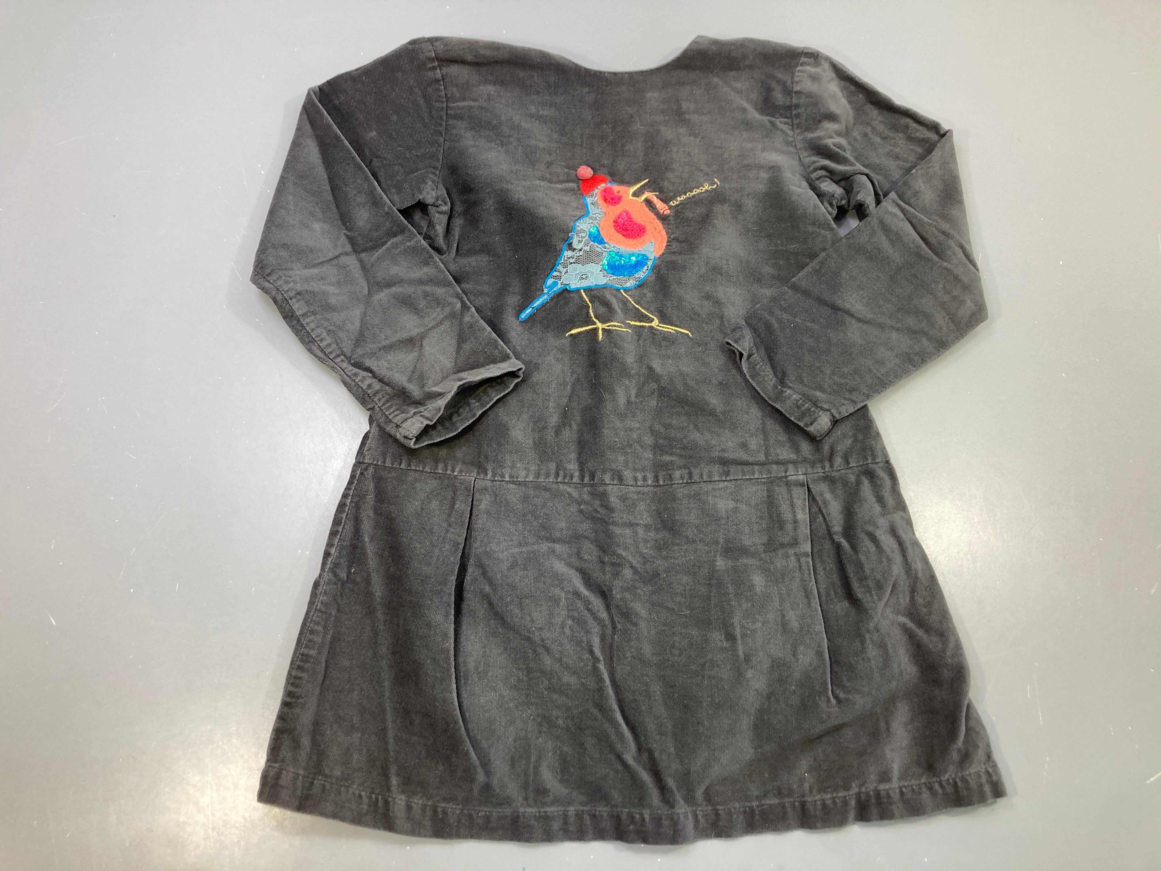 Robe m.l gris anthracite velours, oiseau brodé sequins et dentelle