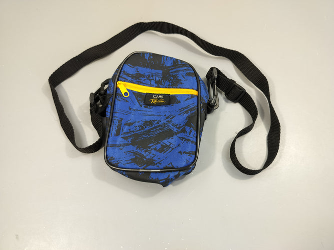 Petit sac bandoulière bleu, noir et jaune "Care Reaction", moins cher chez Petit Kiwi