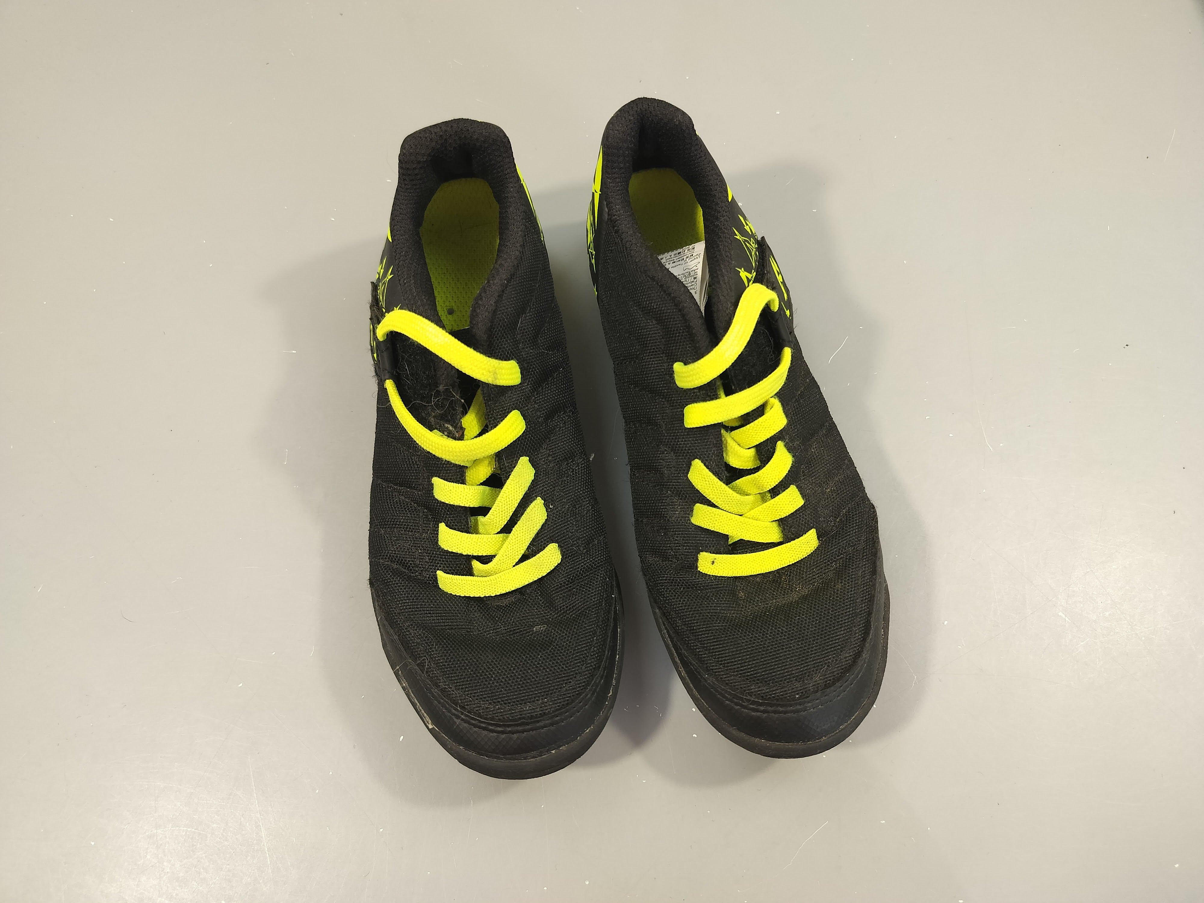 Chaussure de foot en salle noir et jaune Kipsta -31