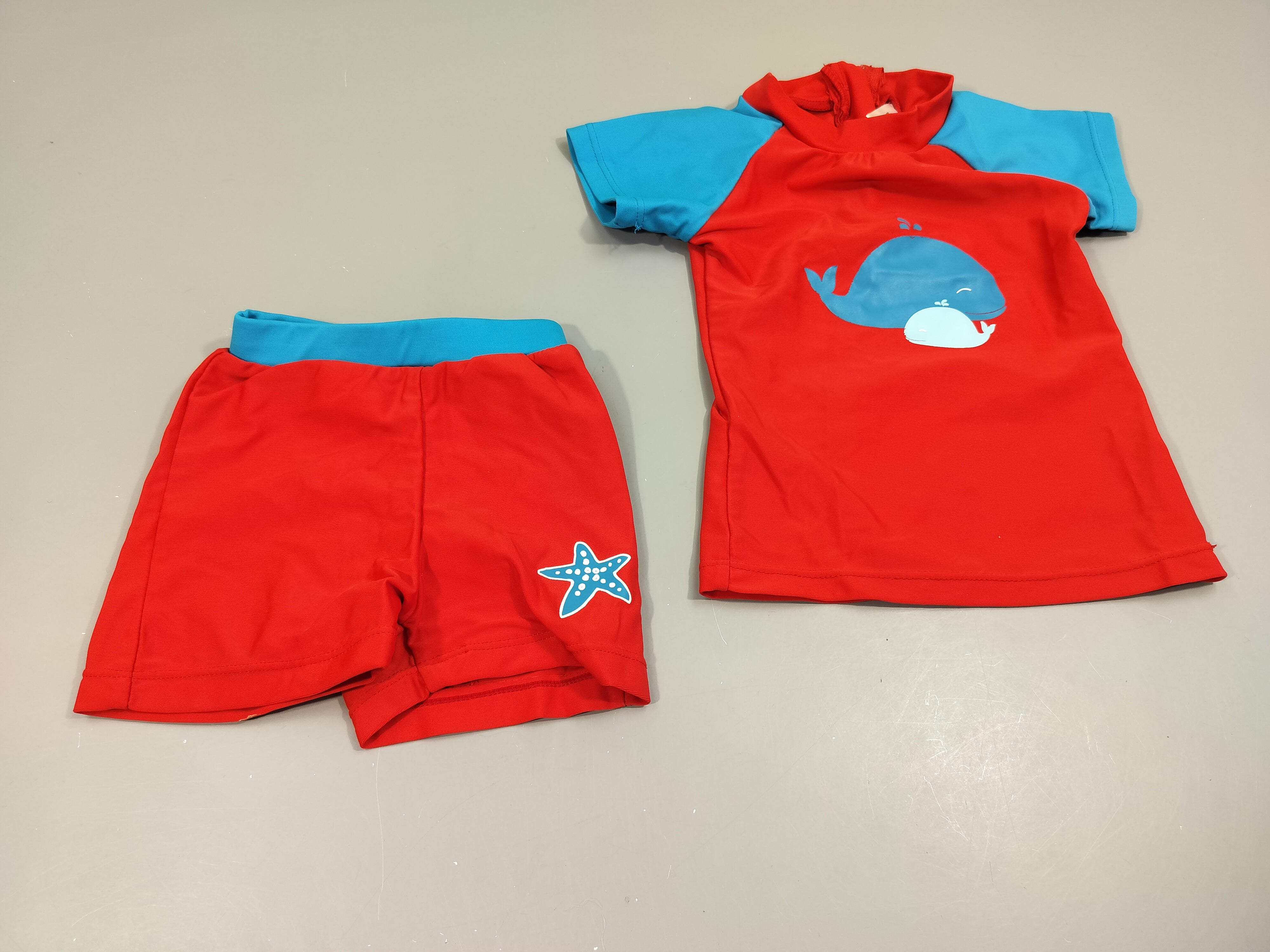 Ensemble T-shirt m.c anti-uv  rouge et bleu , baleine + maillot assorti 80% polyamide  20% élasthanne