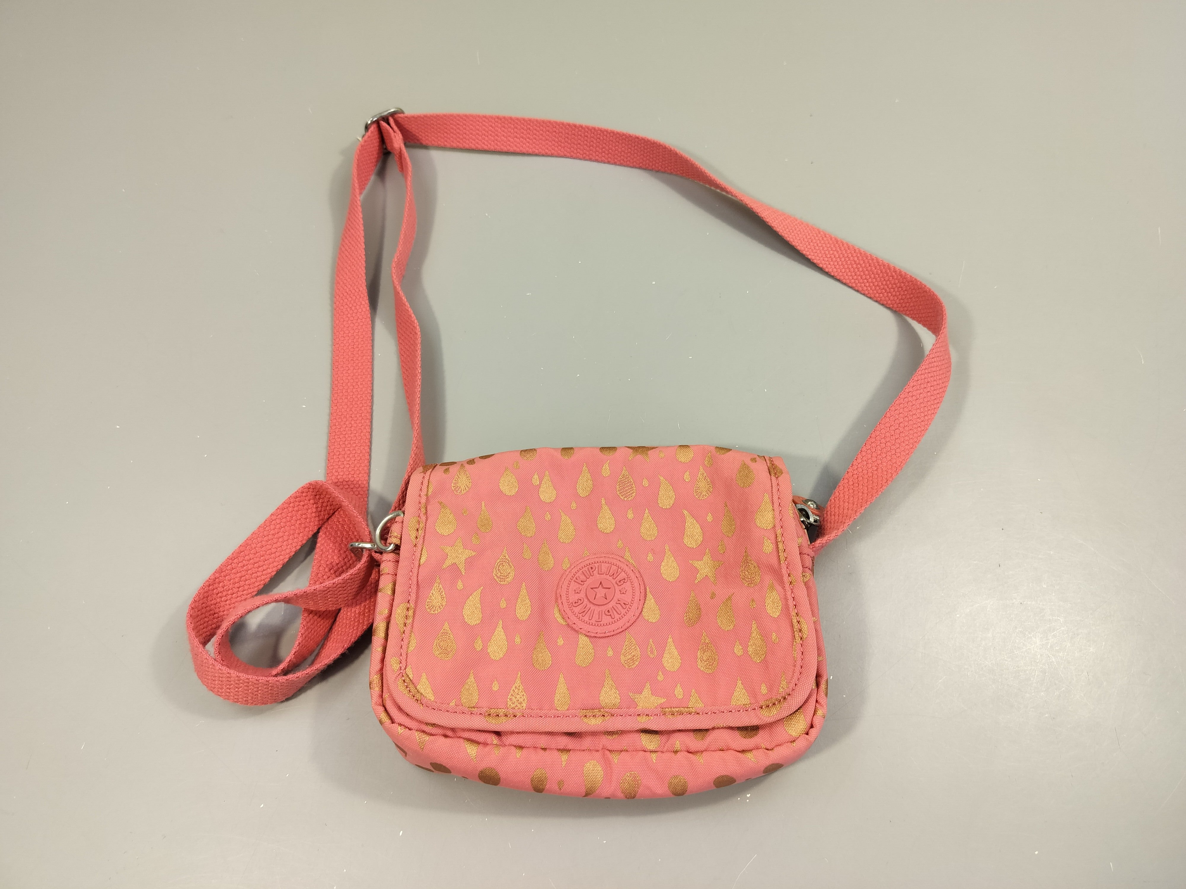 Petite sacoche Kipling rose , motifs dorés. (Sans le singe) Bon état