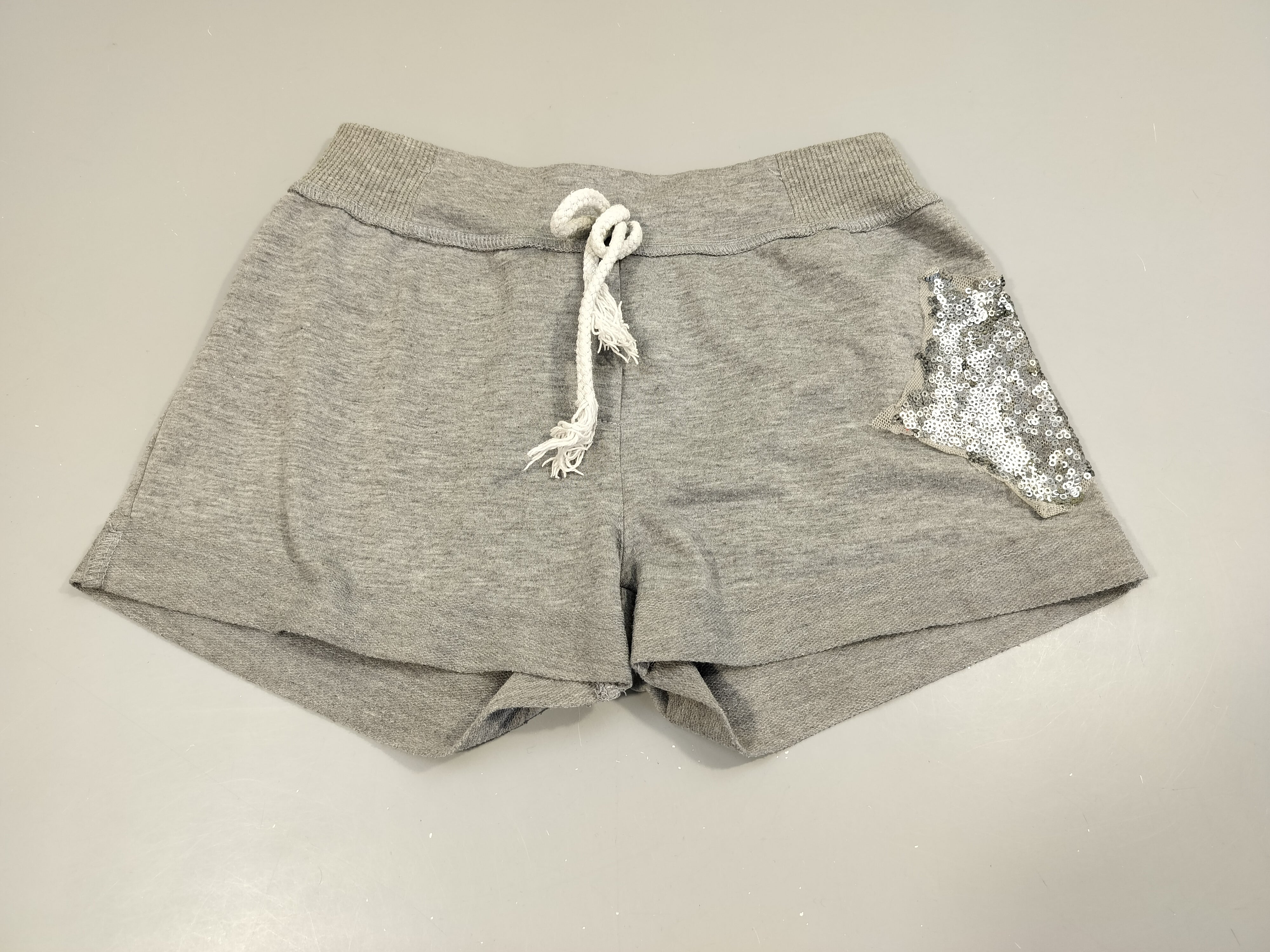 Short jersey gris flammé , étoile en sequins  95% polyester 5% élasthanne