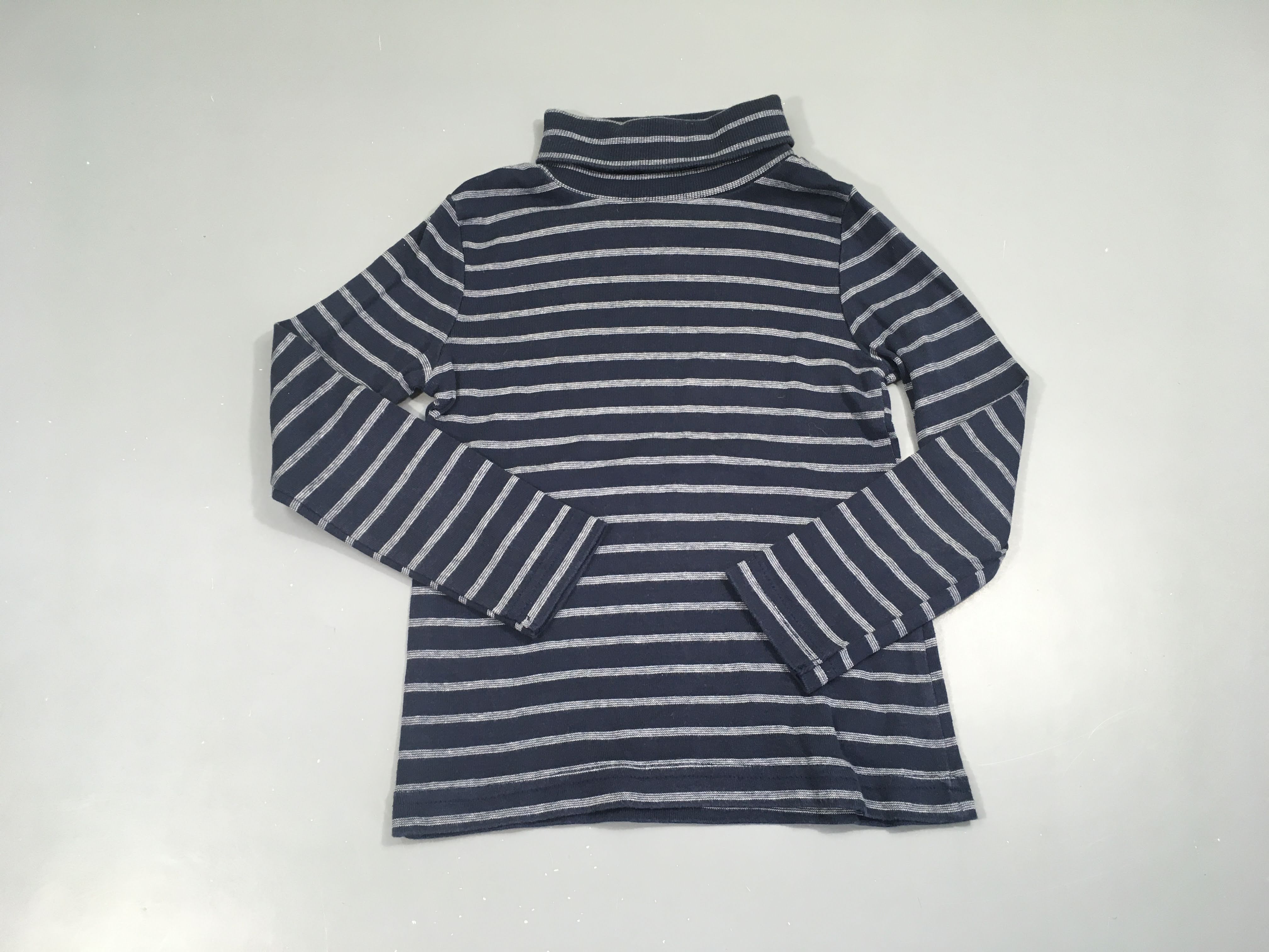 T-shirt m.l col roulé bleu foncé rayé gris clair