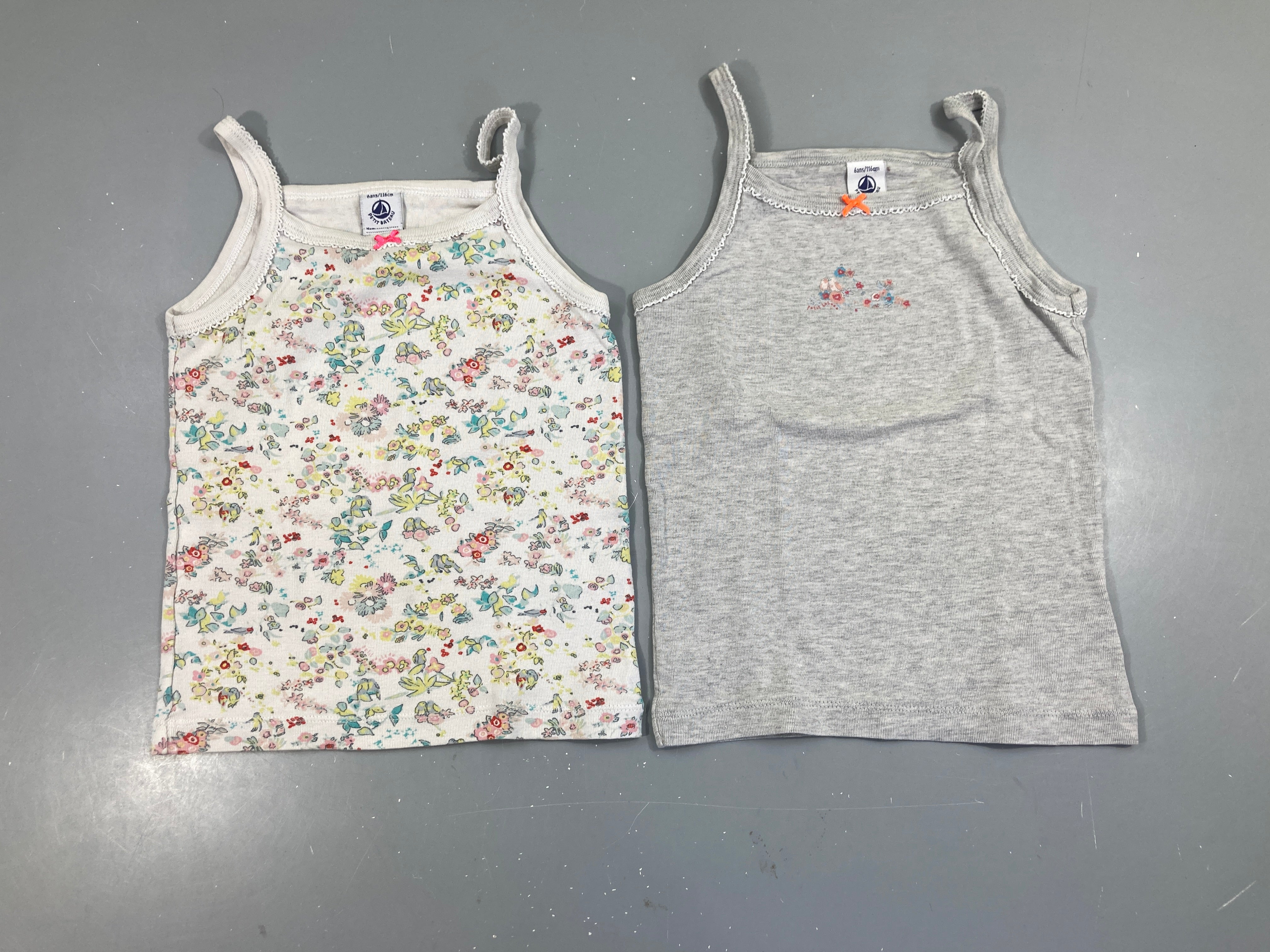 2 chemisettes fines bretelles gris chiné/blanc fleurs