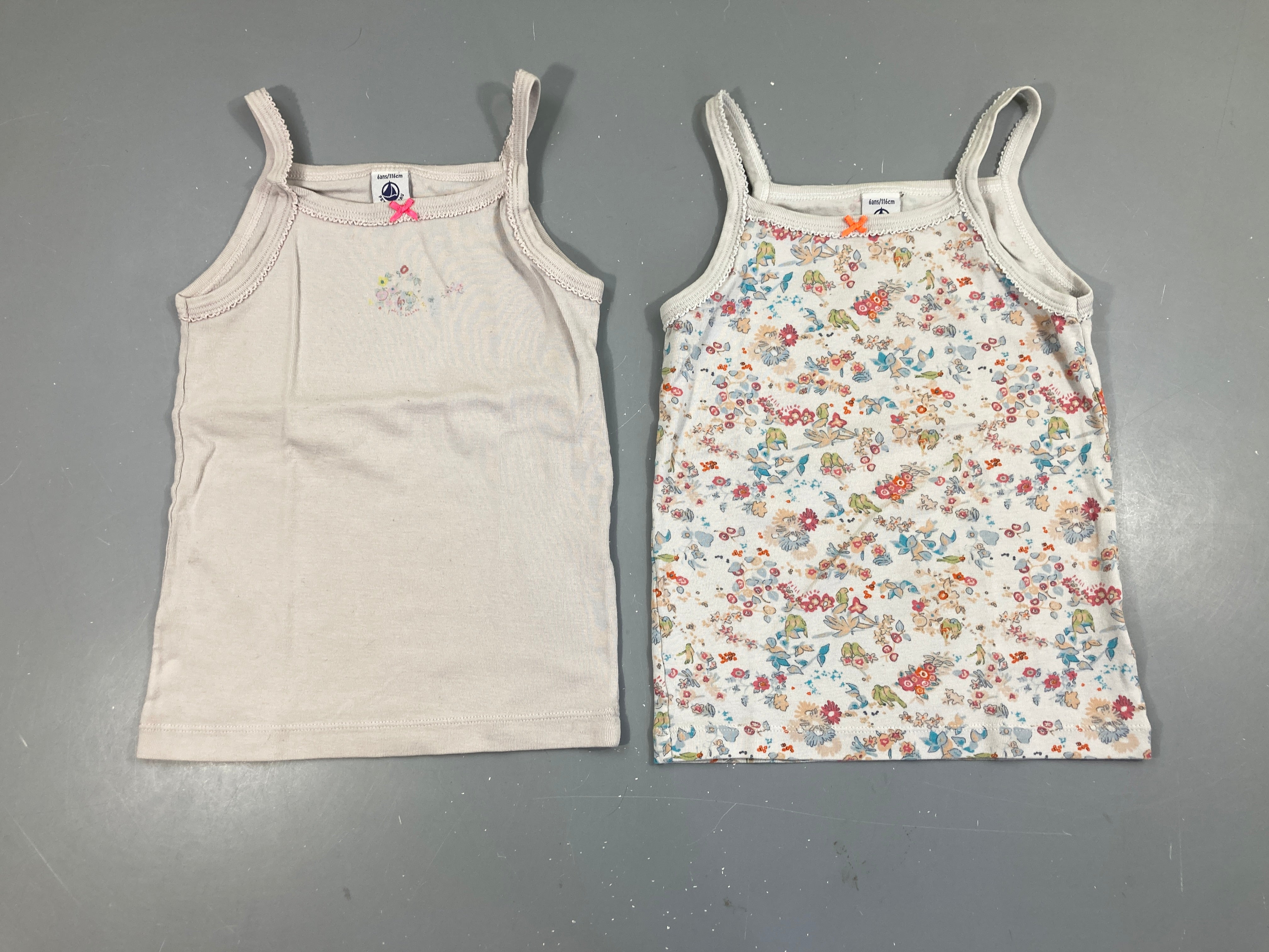 2 chemisettes fines bretelles rose pâle/blanc fleurs