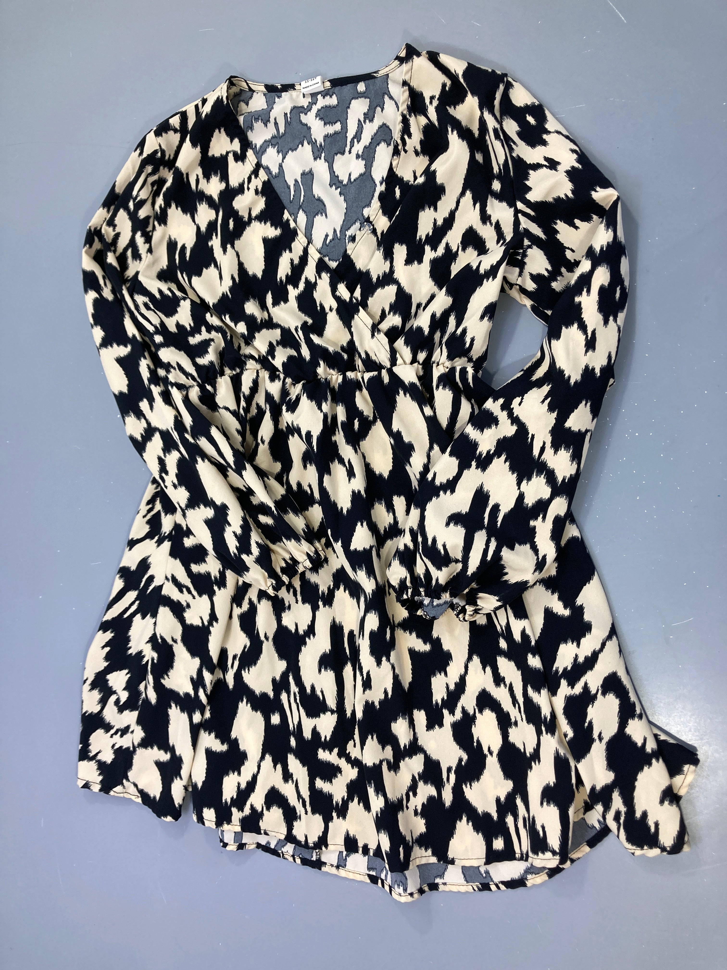 Robe m.l noire et beige motif animal, cache-cœur