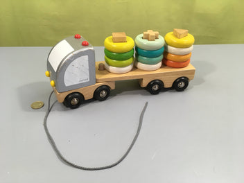 Camion en bois avec formes à encaster, peinture écaillée