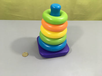Tour d'anneaux en plastiques à empiler