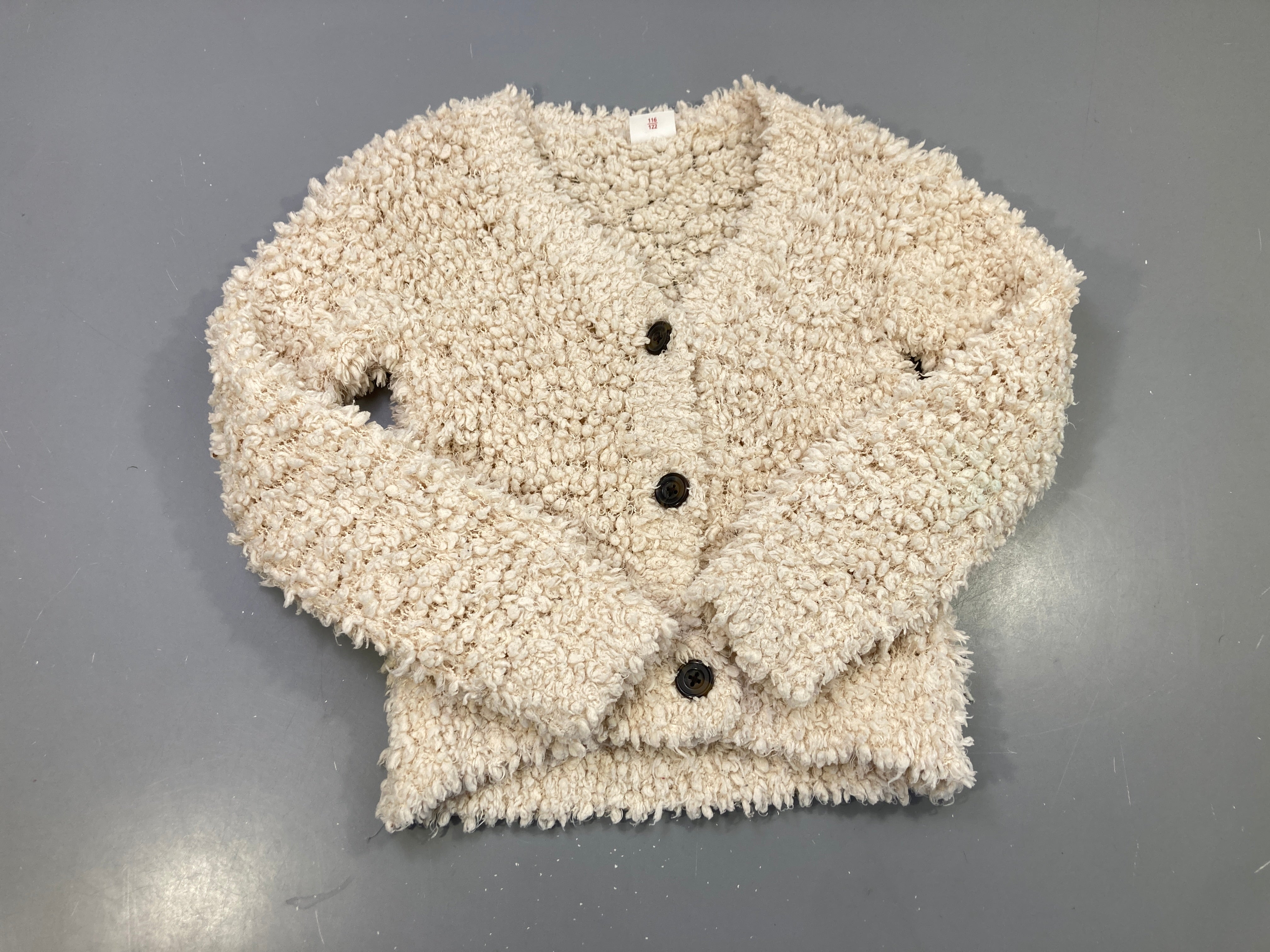 Gilet écru duveteux bouclé, boutons