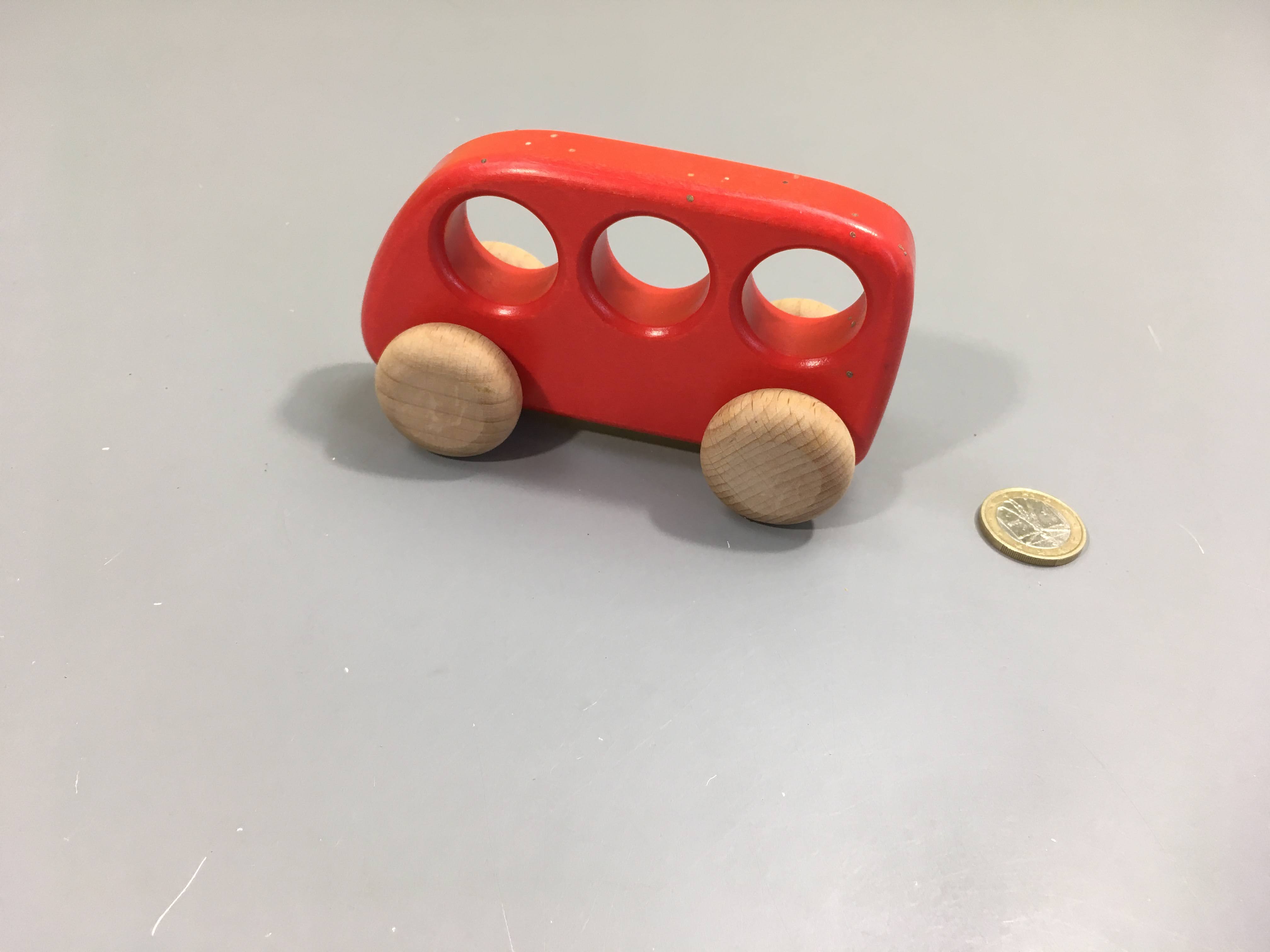 Véhicule en bois rouge, Bajo