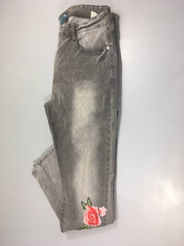Jeans gris fleuri texturé, moins cher chez Petit Kiwi