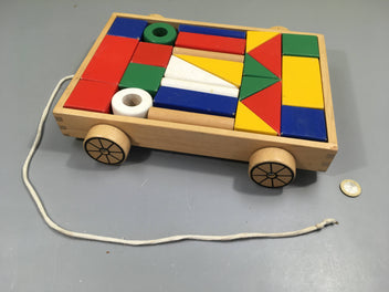 Chariot en bois à tirer avec formes