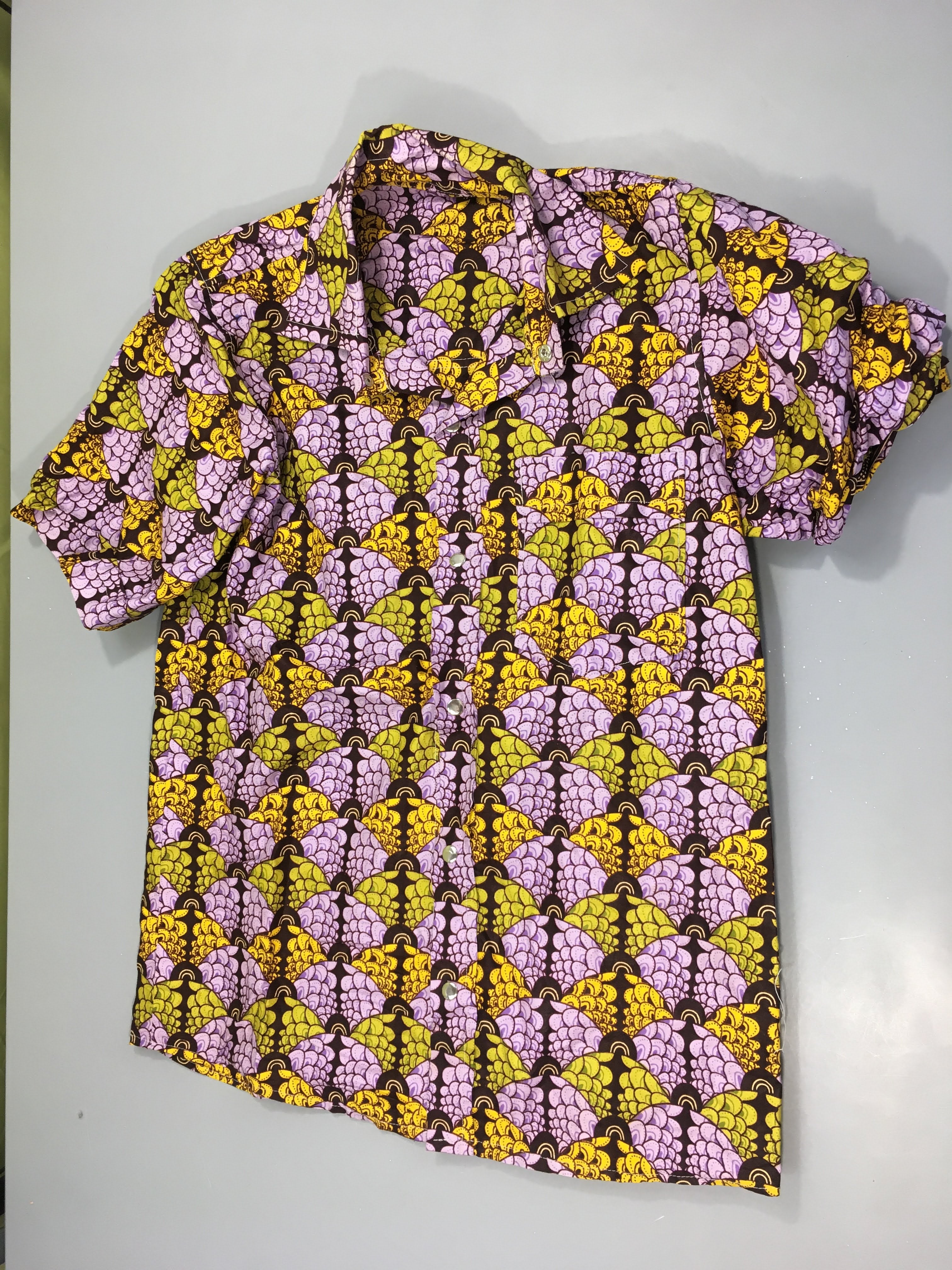 Chemise m.c brune motifs mauves-verts