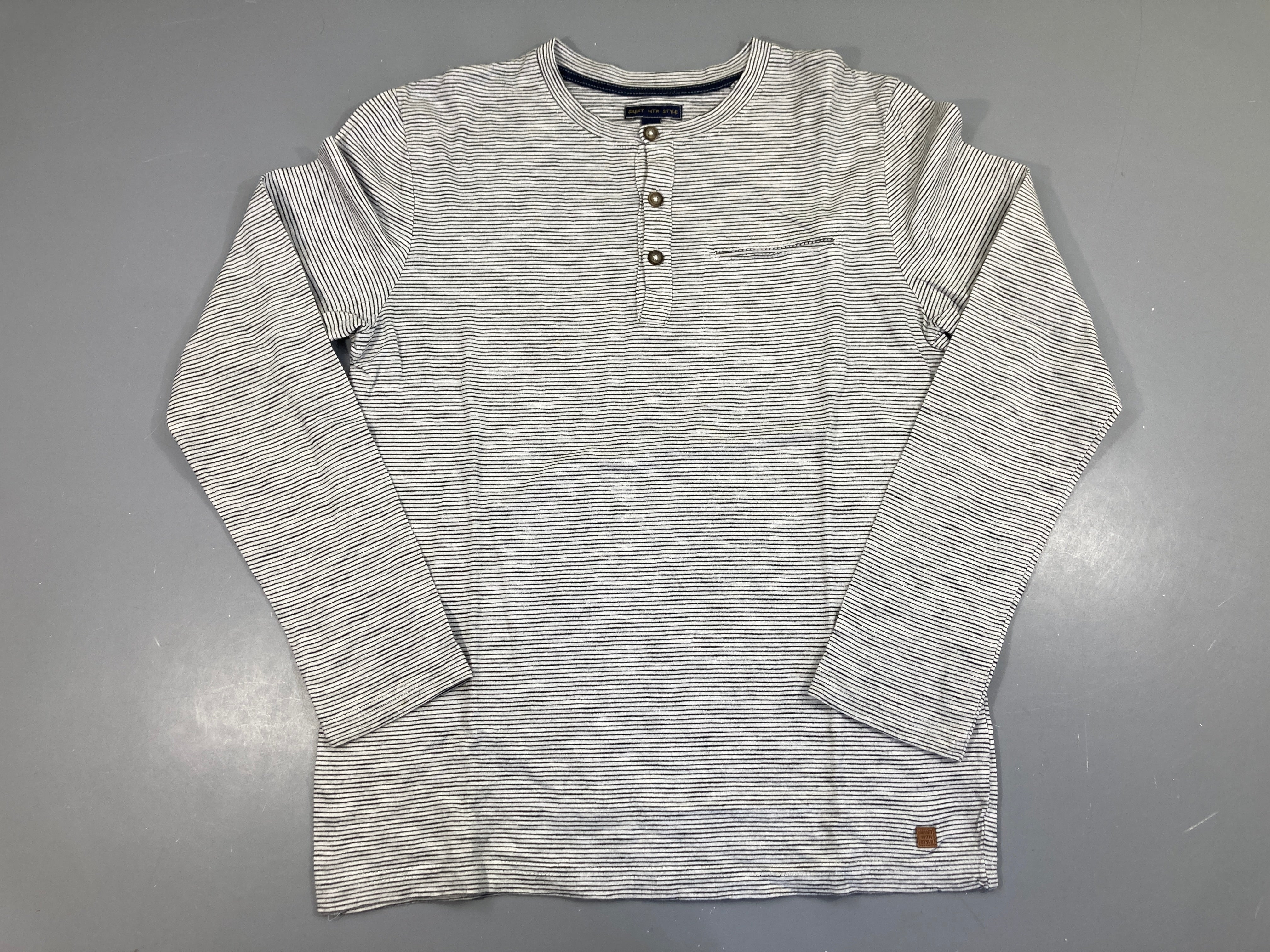 T-shirt m.l blanc rayé bleu marine, un peu bouloché