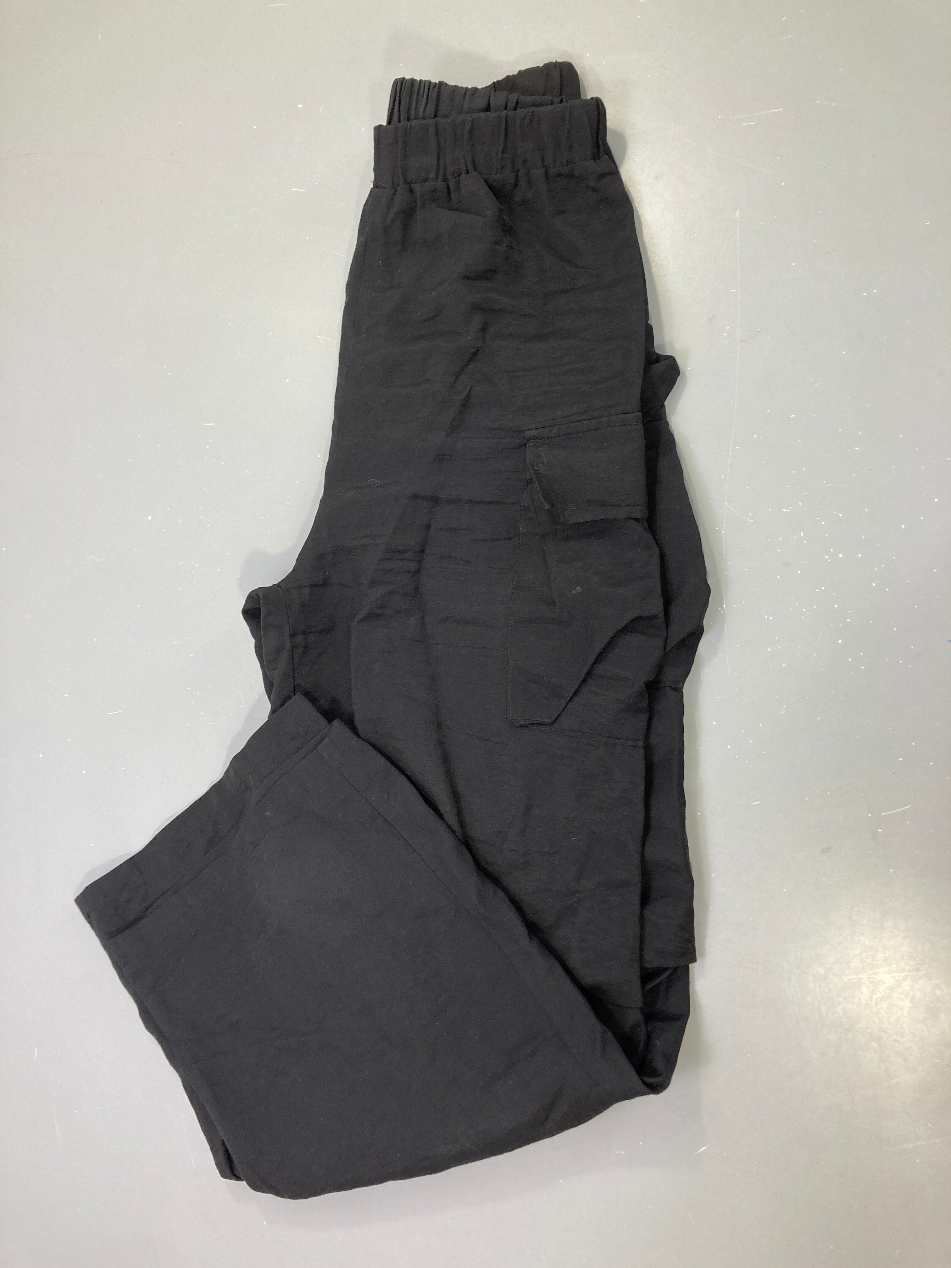 Pantalon cargo noir fluide, taille élastique, poches à rabat