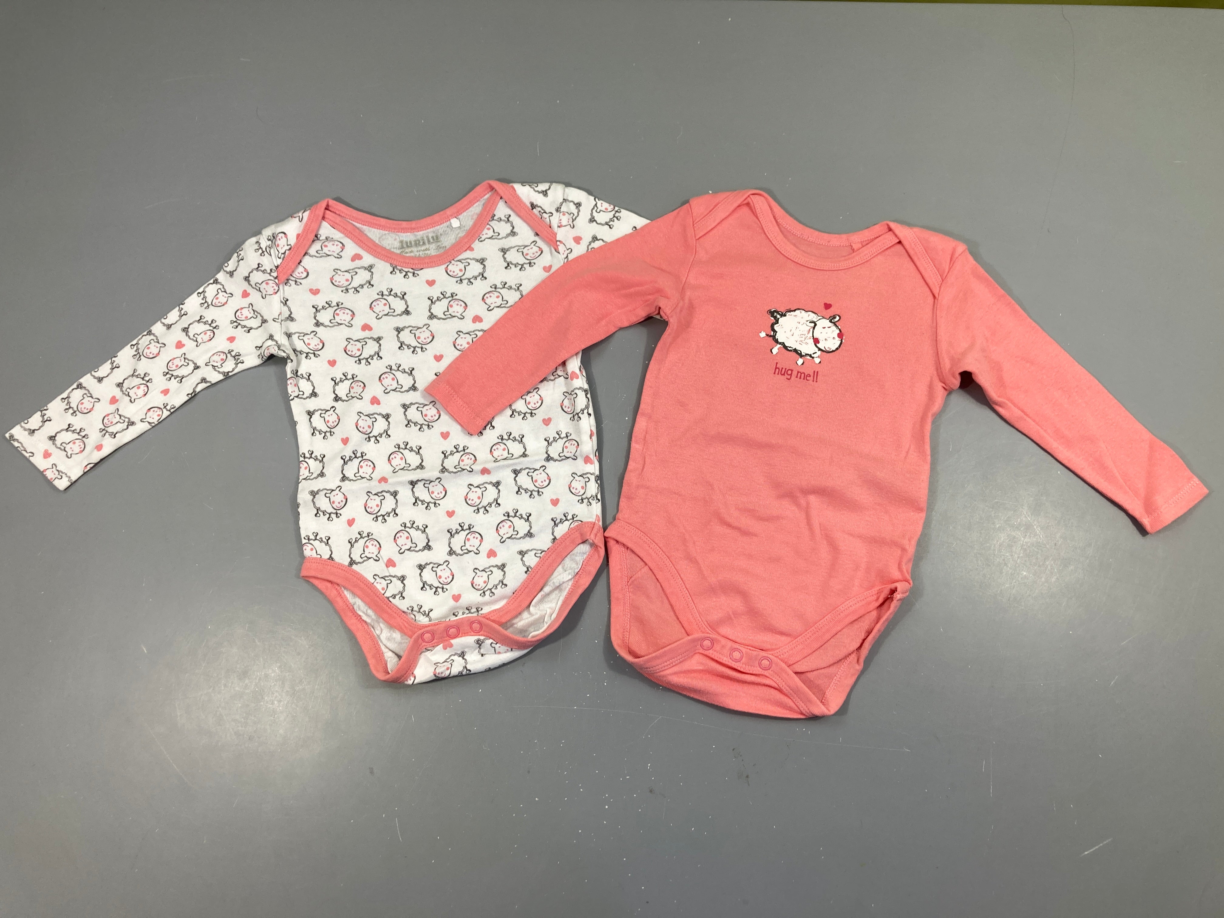 Lot de 2 bodies m.l rose/blanc moutons, légèrement bouloché
