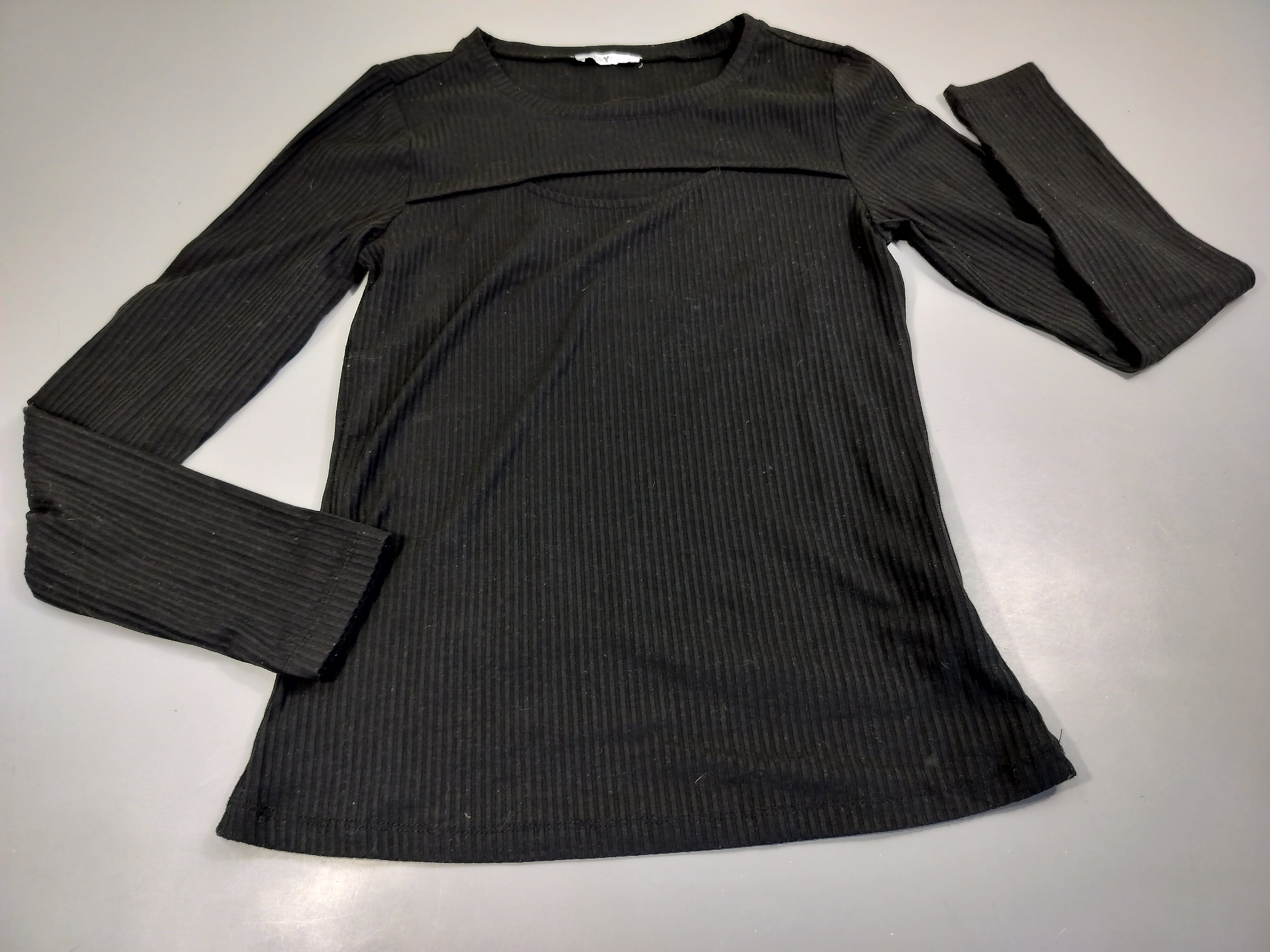 T-shirt m.l noir côtelé, , fente sur le devant.