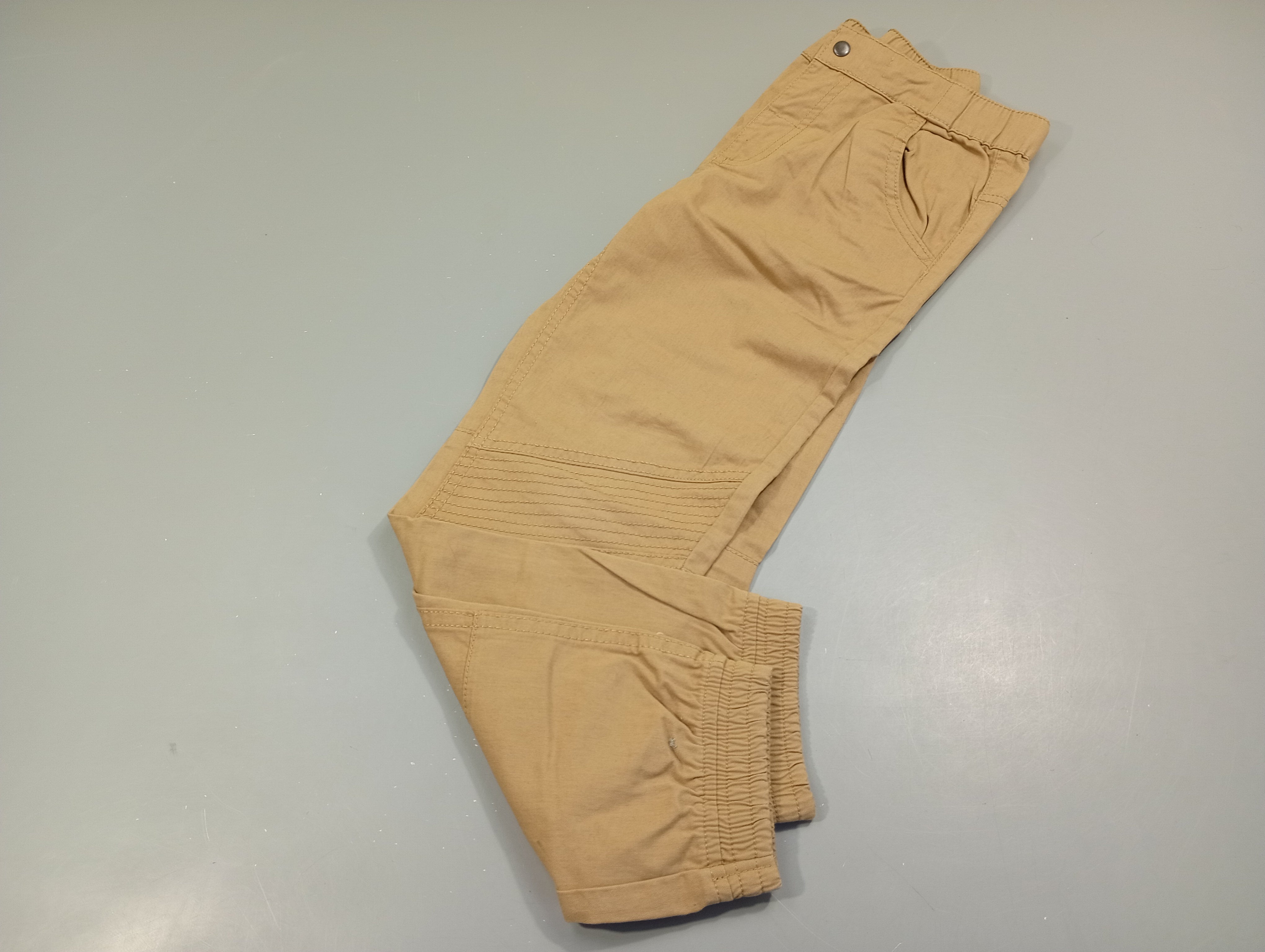 Pantalon beige, Wifi  chevilles élastiques. Légère tache noir bas de la jambe