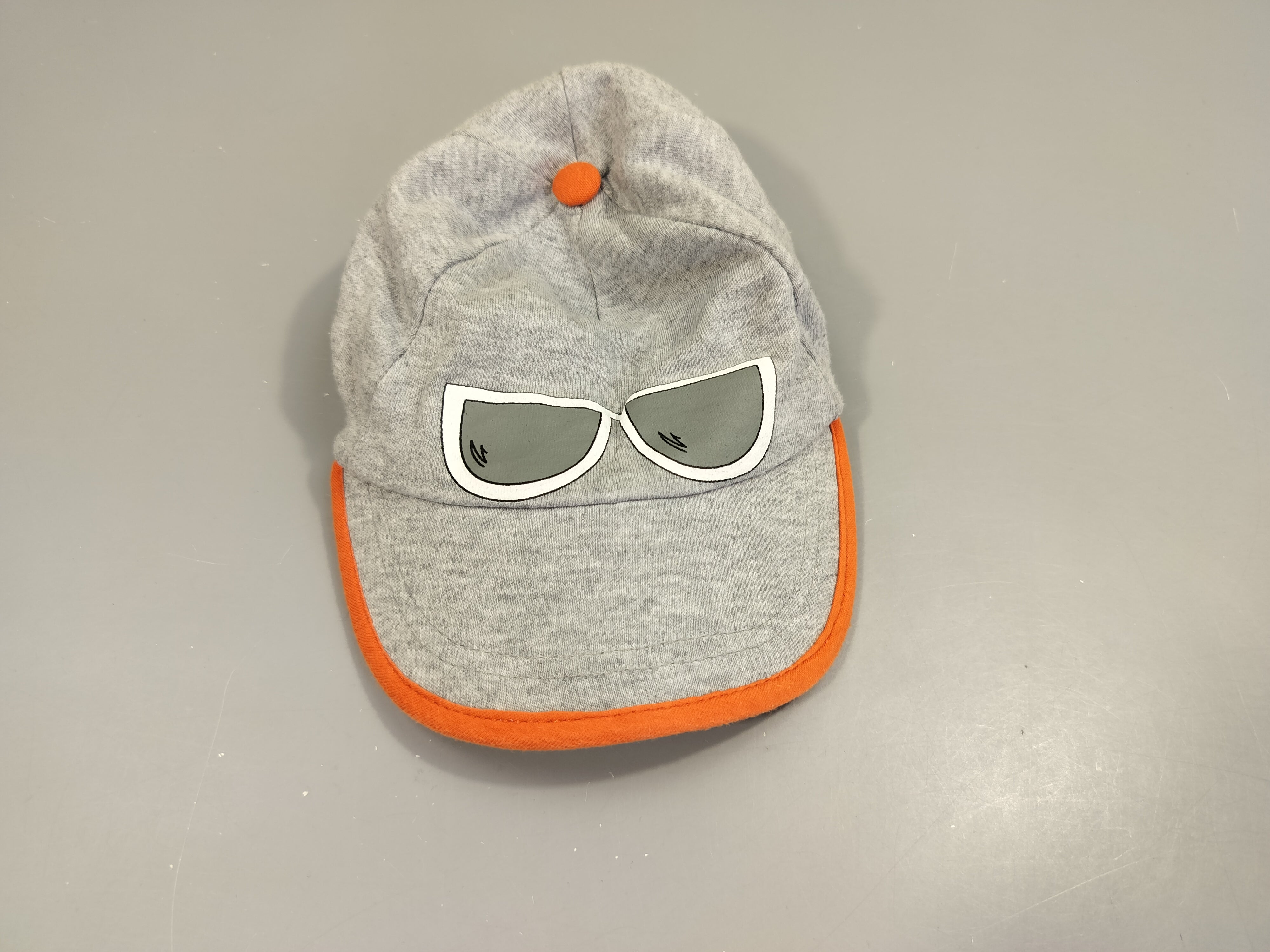 Casquette gris clair flammé, orange. Lunettes -46 cm
