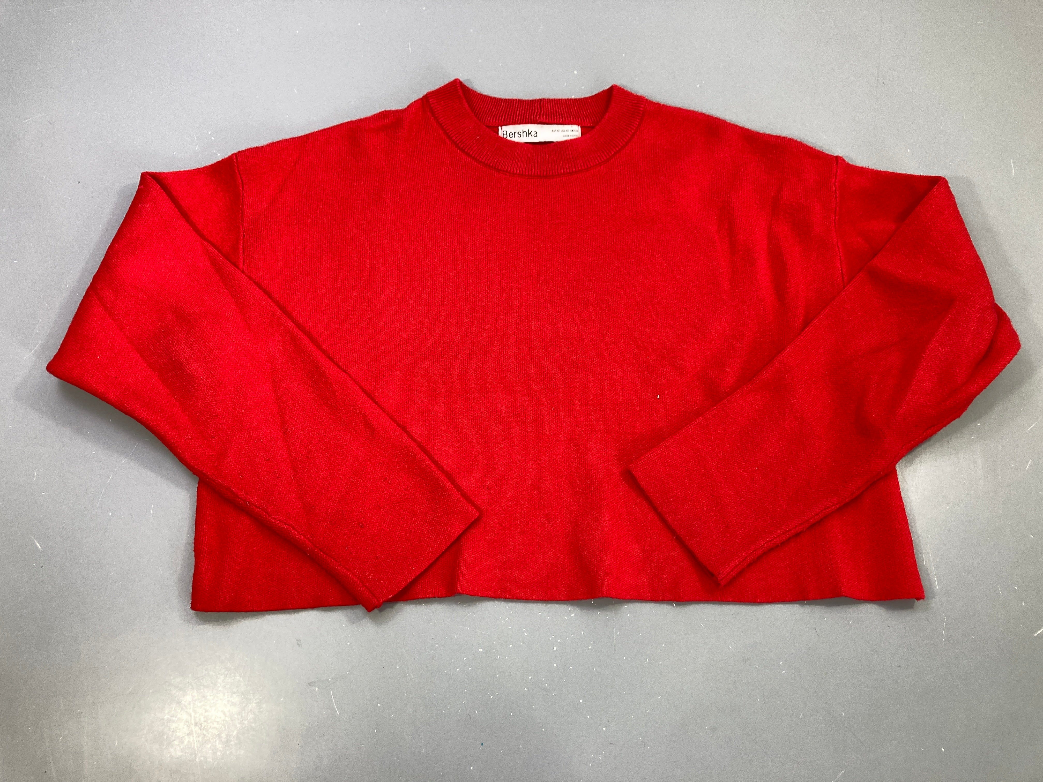 Pull court rouge maille fine, un peu bouloché