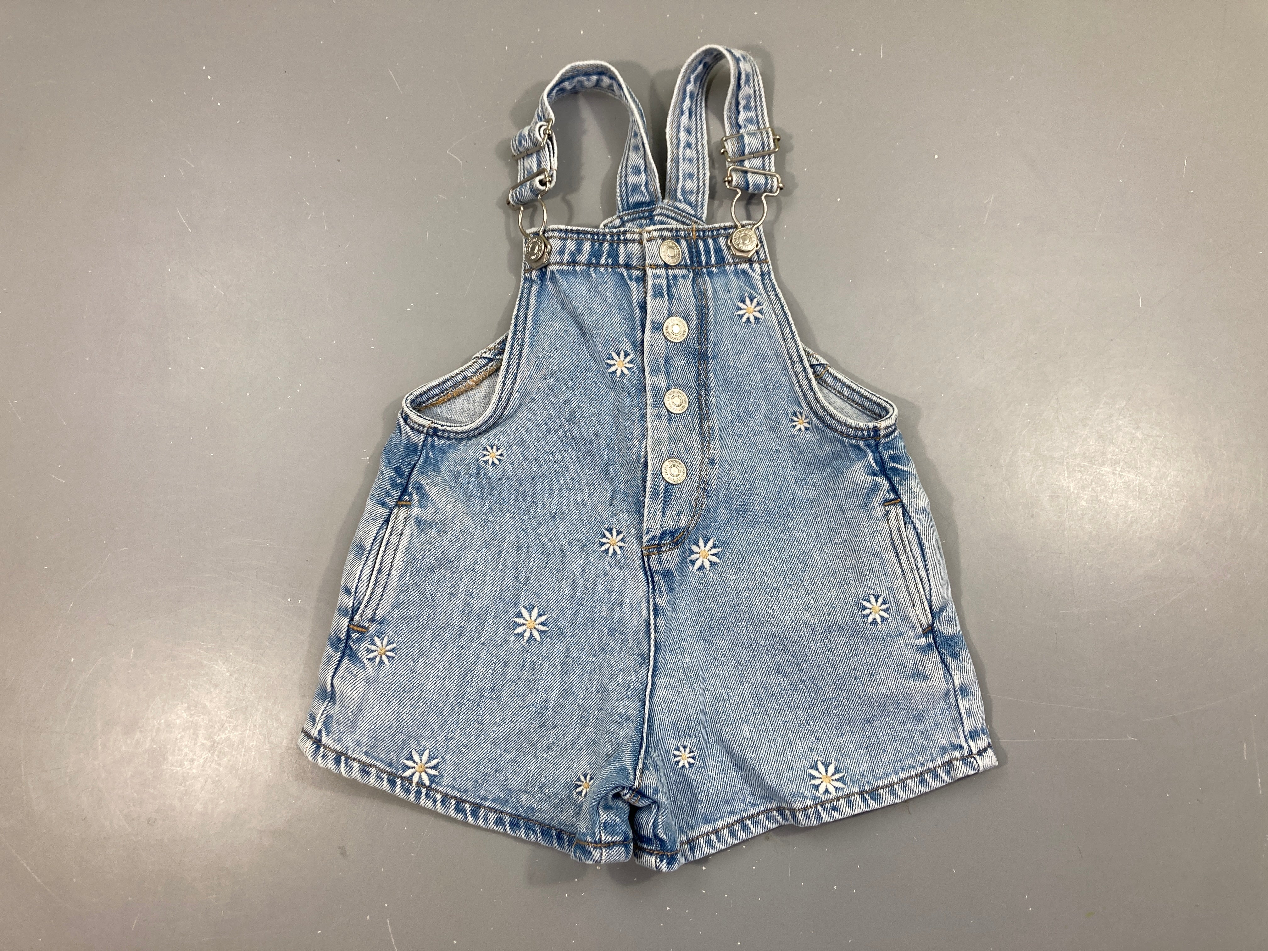 Salopette short jean broderies fleurs