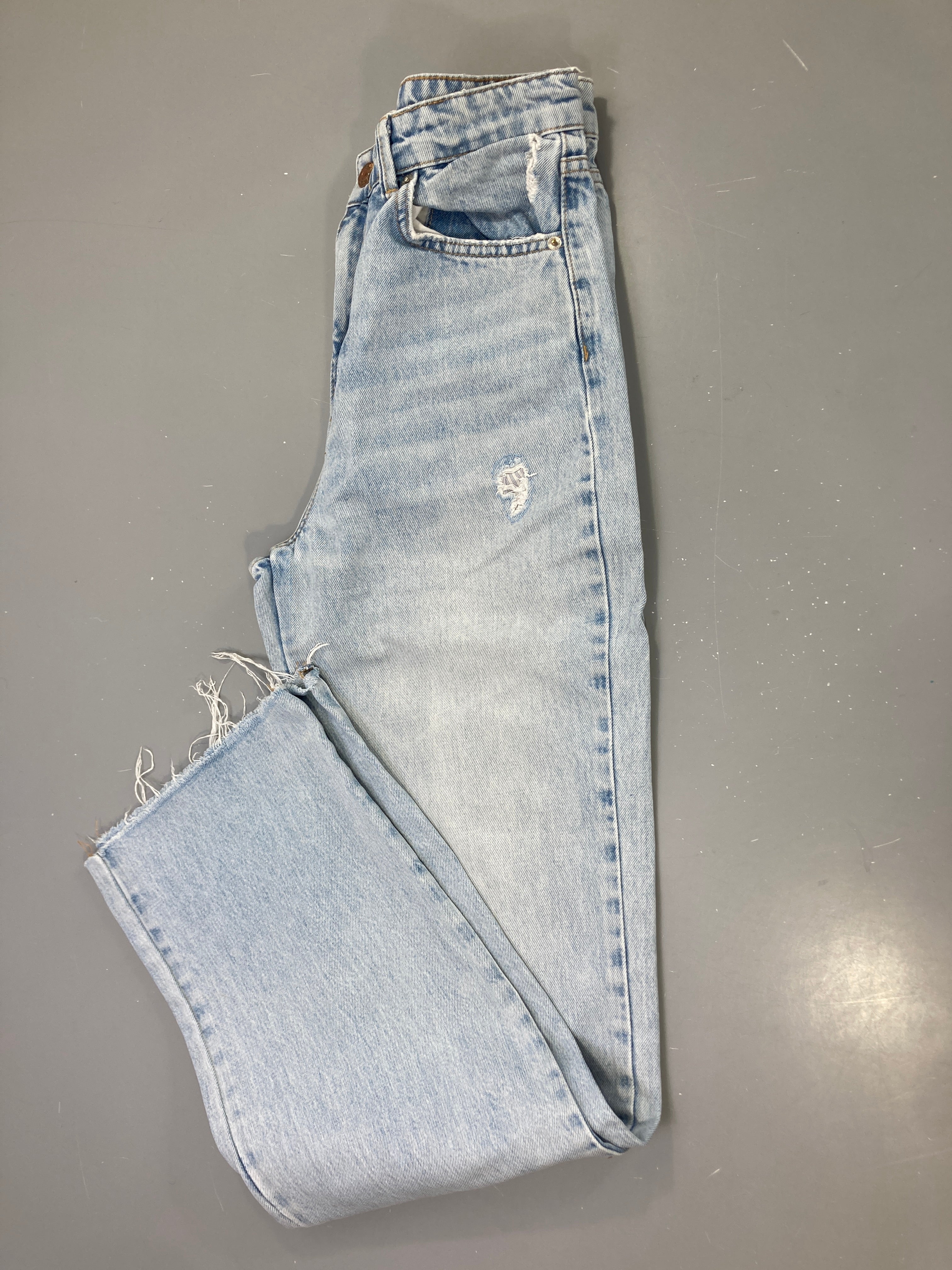 Jean bleu clair délavé déchiré, bas effiloché, Stradivarius