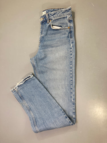 Jean bleu délavé, bas légèrement effiloché, Pull&Bear, moins cher chez Petit Kiwi