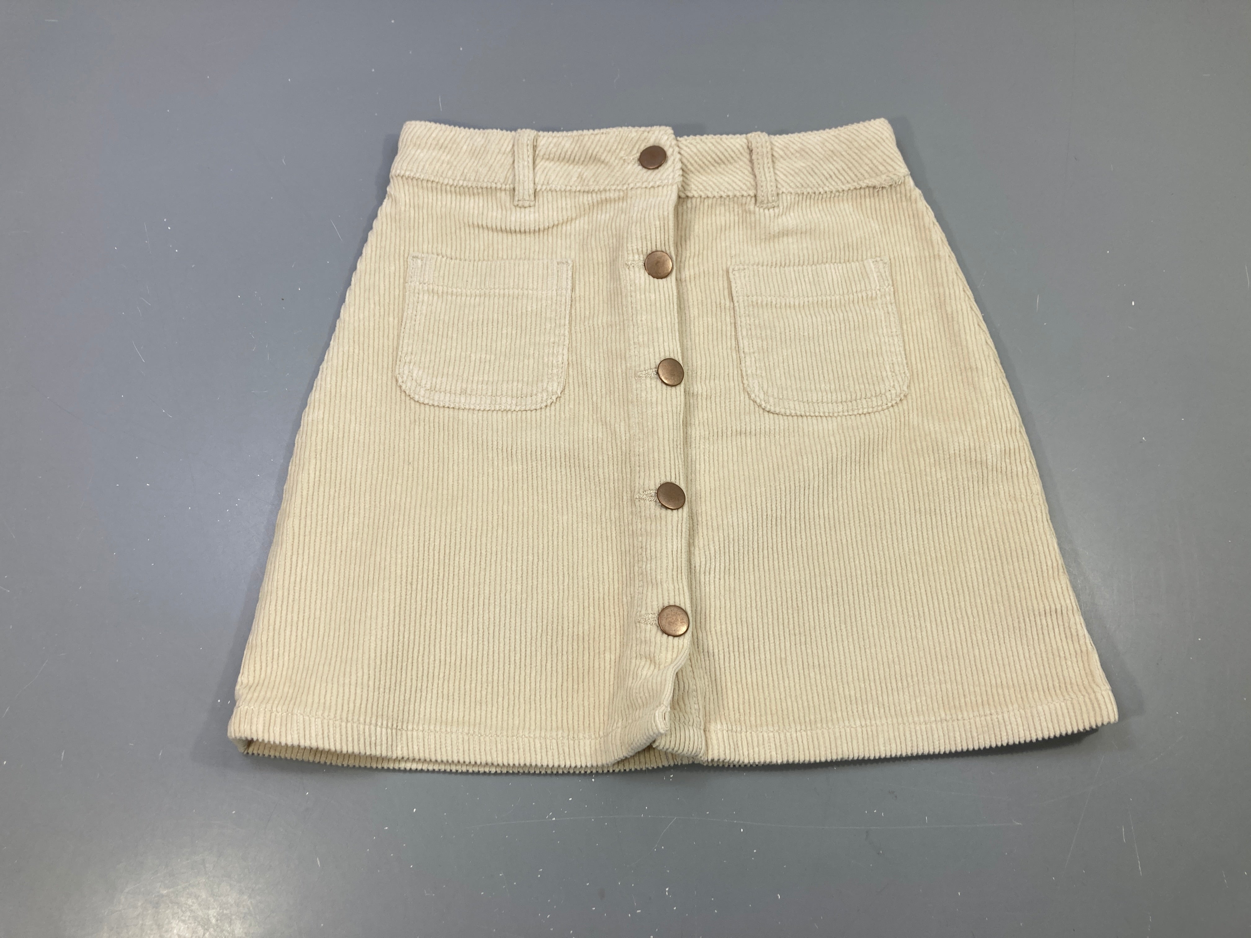 Jupe beige velours côtelé boutonnée, poches plaquées
